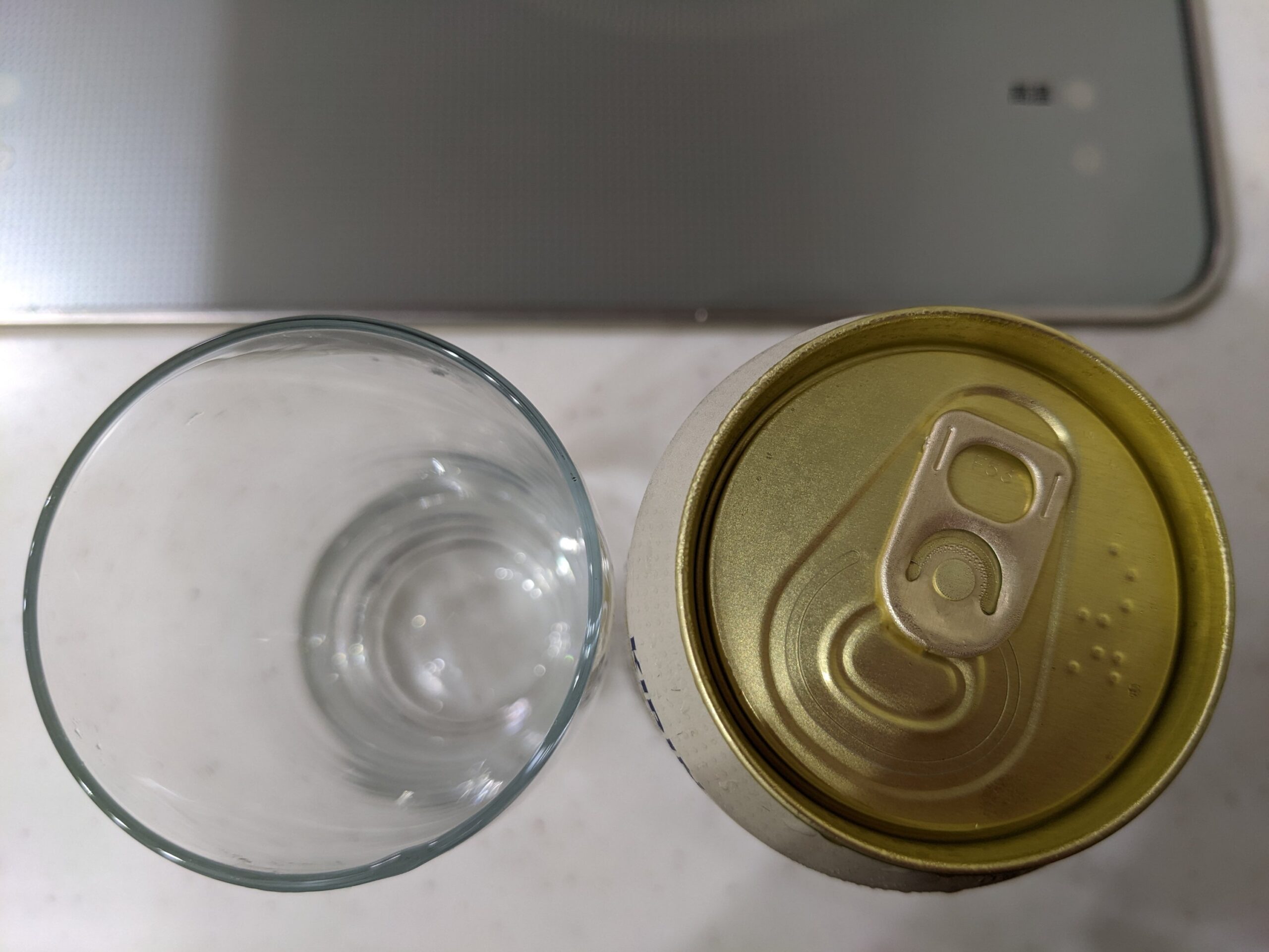 上から見たグラスと缶の「シルクエール白（スプリングバレー）」