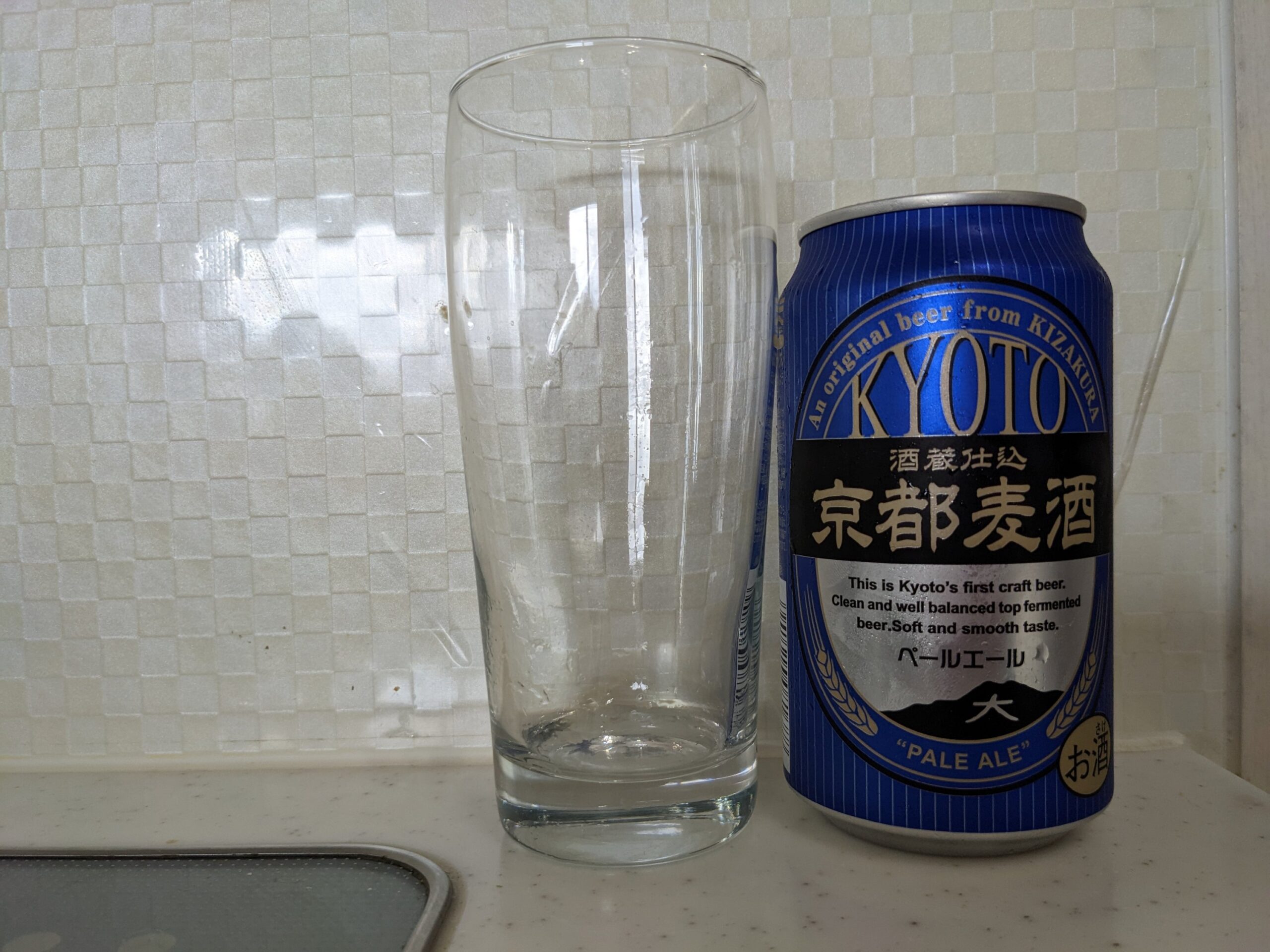 グラスと缶の「京都麦酒ペールエール」