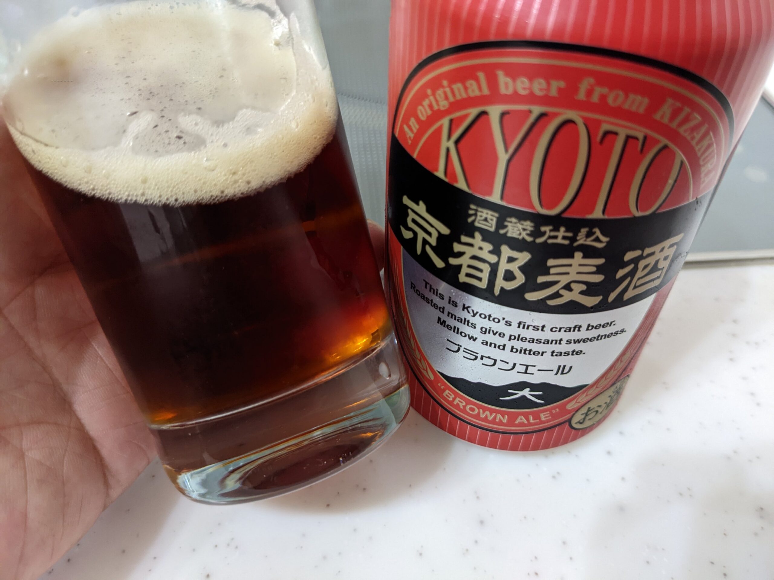 残り4割程の「京都麦酒ブラウンエール 」が入ったグラス