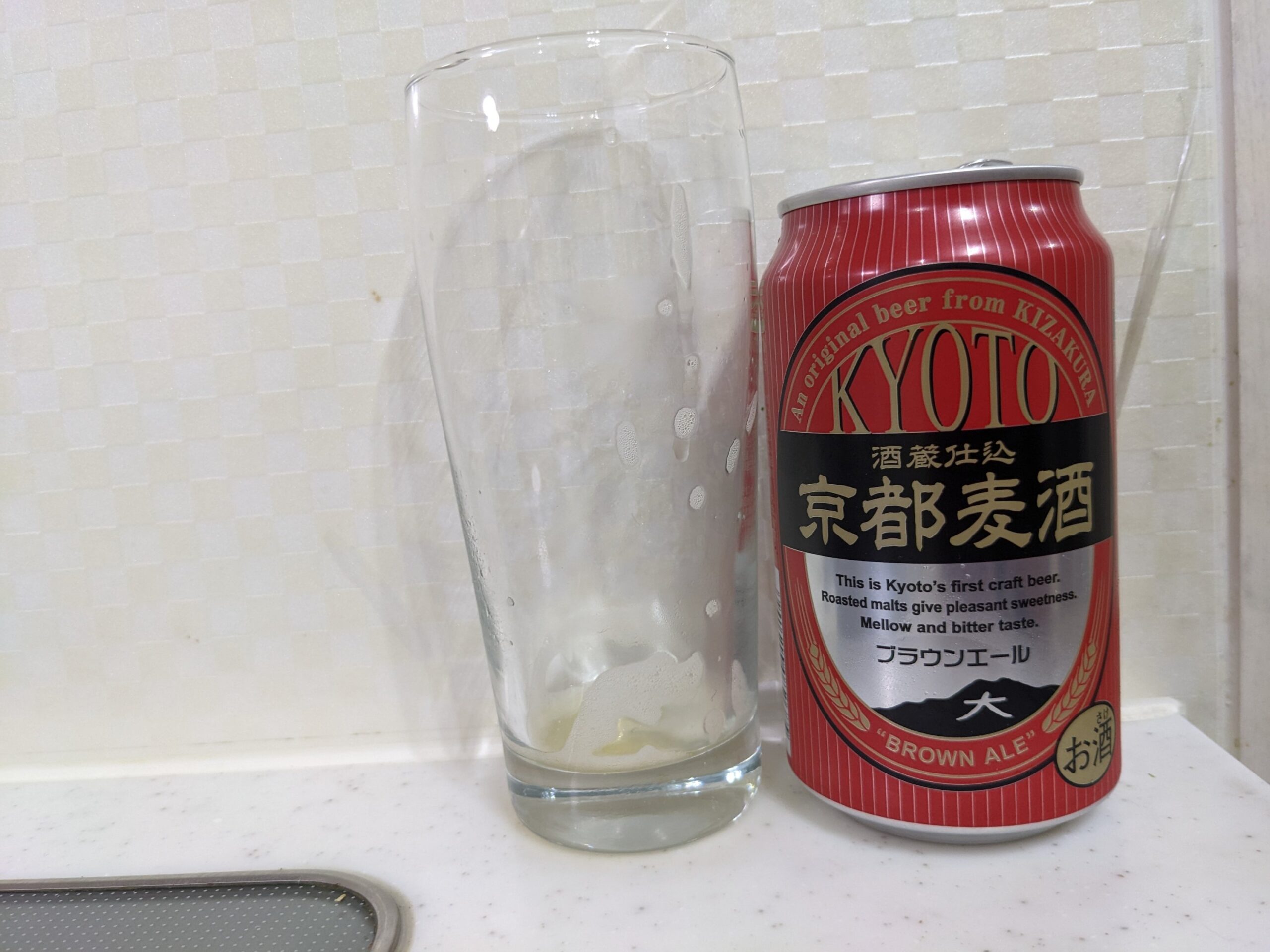 「京都麦酒ブラウンエール 」を飲み終えたグラスとその空き缶