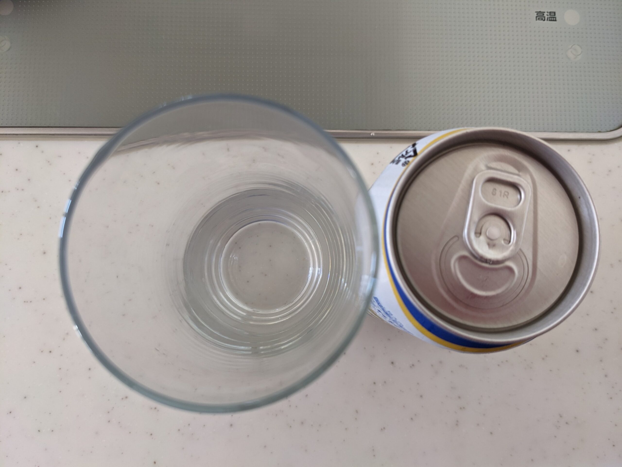 上から見たグラスと缶の「ビアレスト（コスモス薬品PB）」