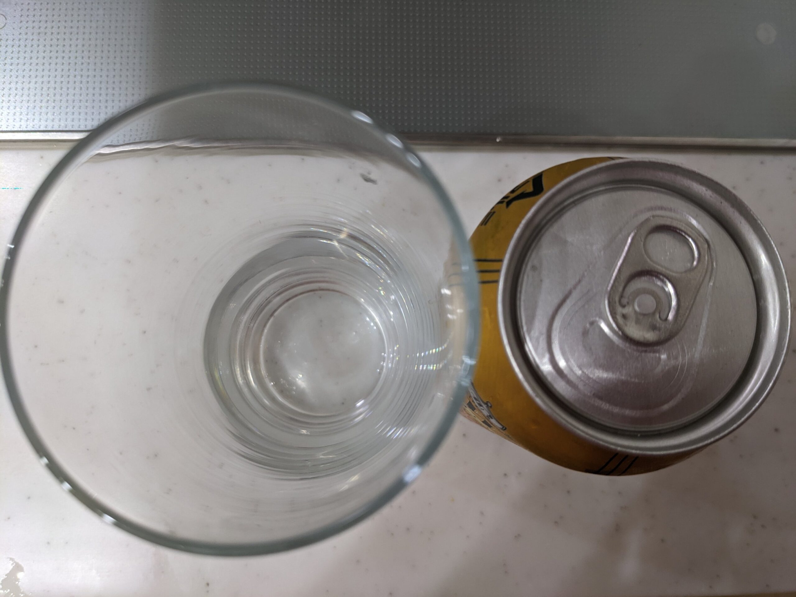 上から見たグラスと缶の「ブローリープレミアムラガー」