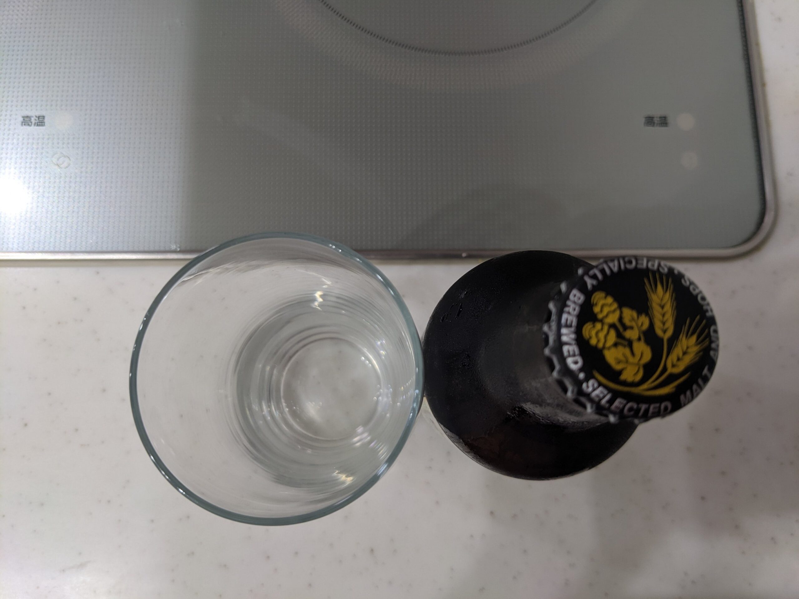 上から見たグラスと瓶の「ベルジャンブロンド（日光ベルジャンビール）」