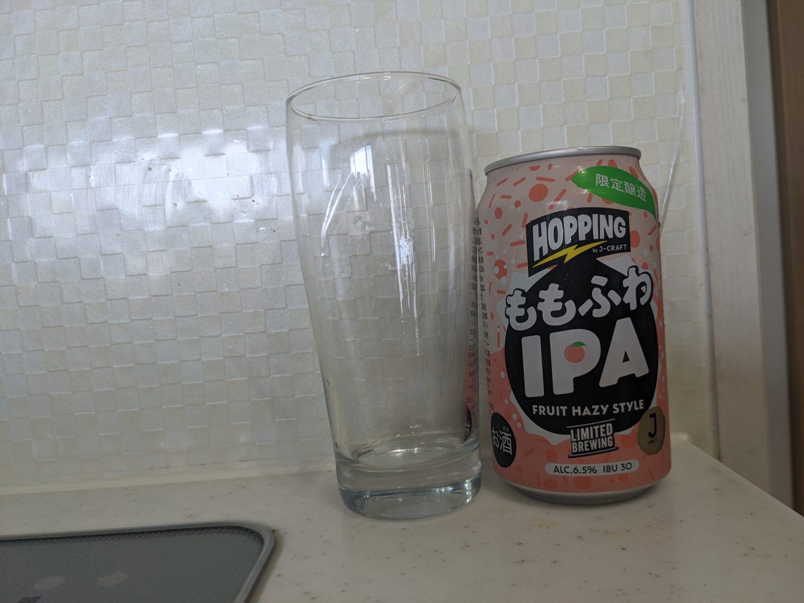 グラスと缶の「ももふわIPA（J-CRAFT HOPPING）」