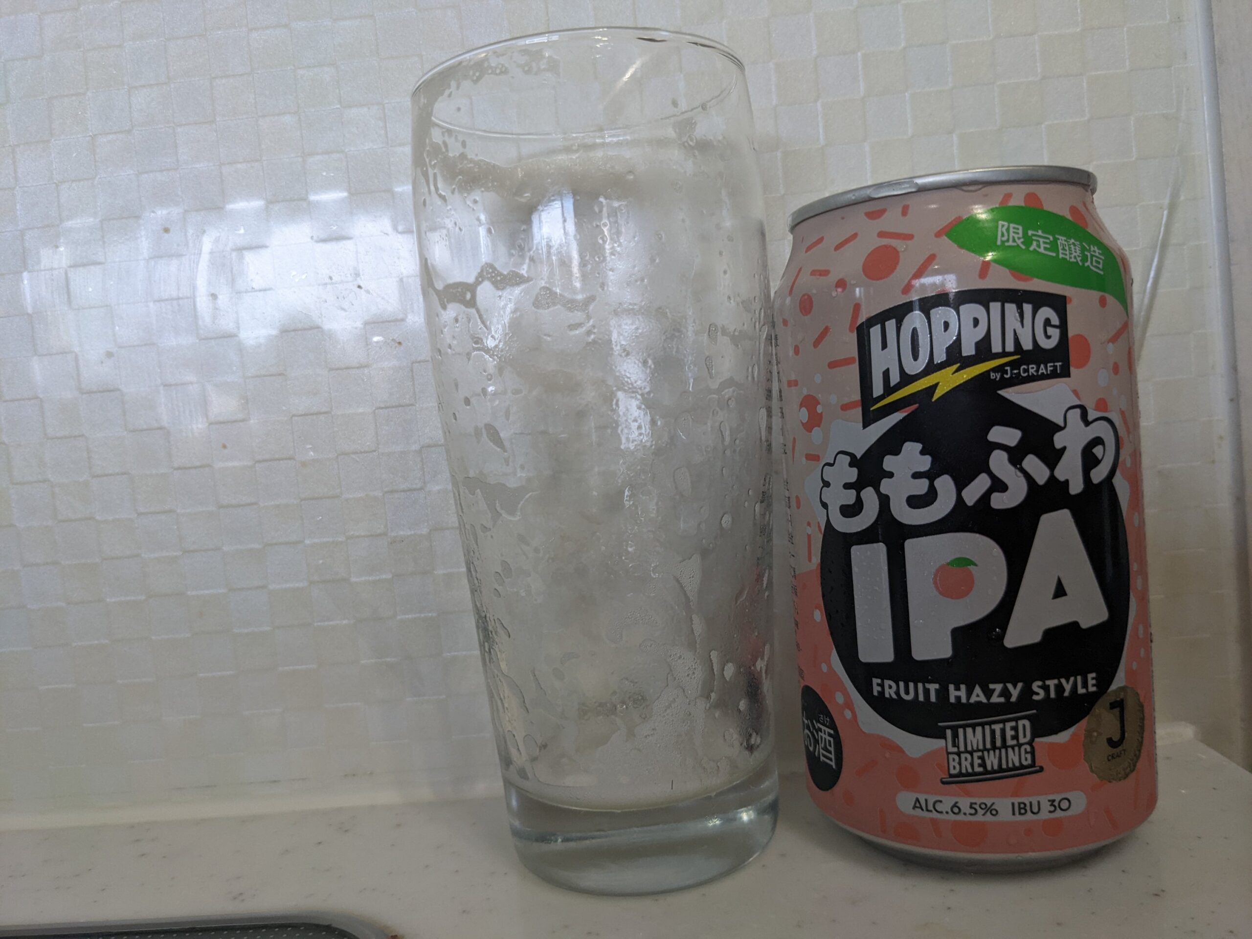 「ももふわIPA（J-CRAFT HOPPING）」を飲み終えたグラスとその空き缶