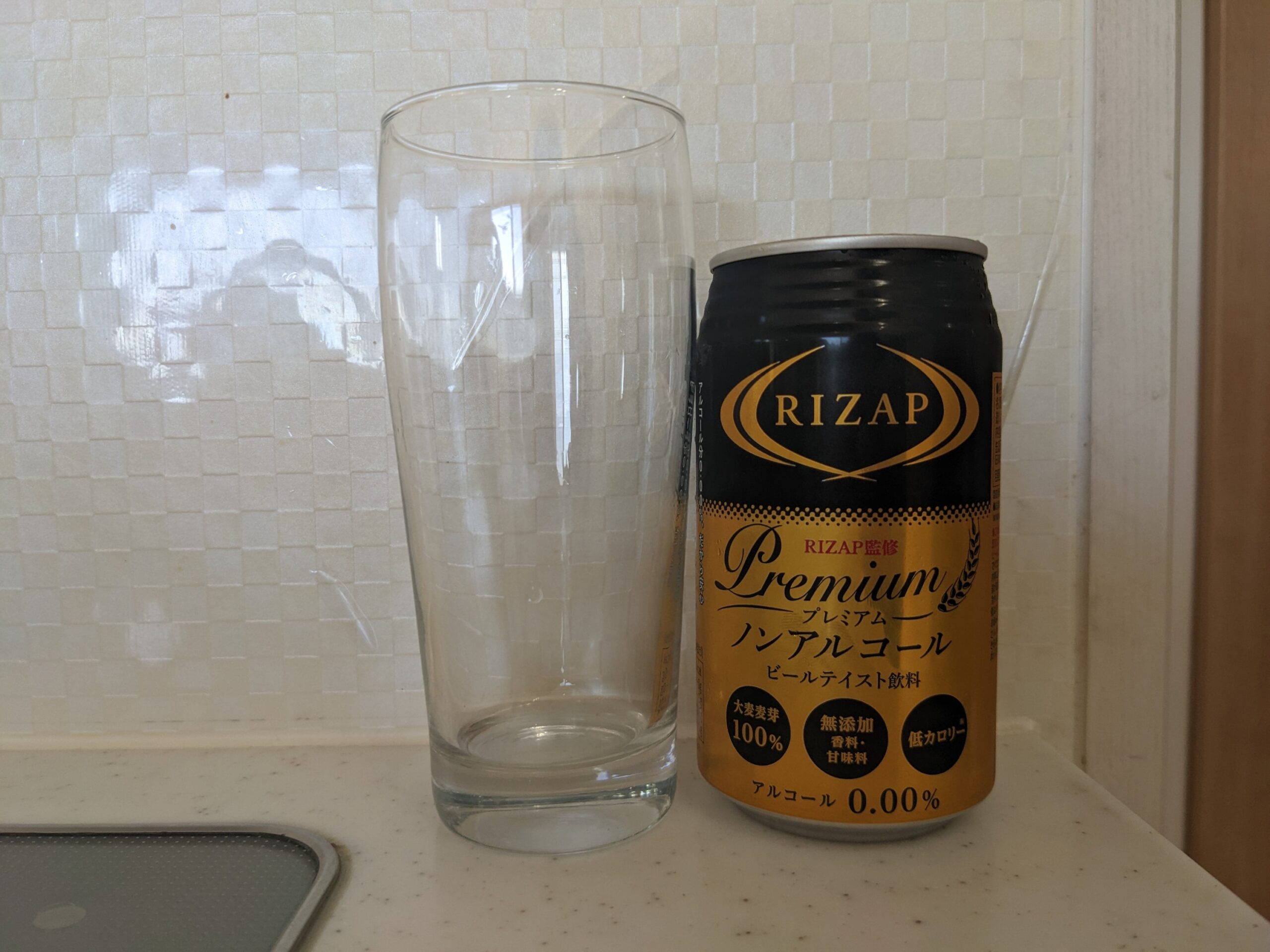グラスと缶の「RIZAP（ライザップ）プレミアムノンアルコールビールテイスト飲料」
