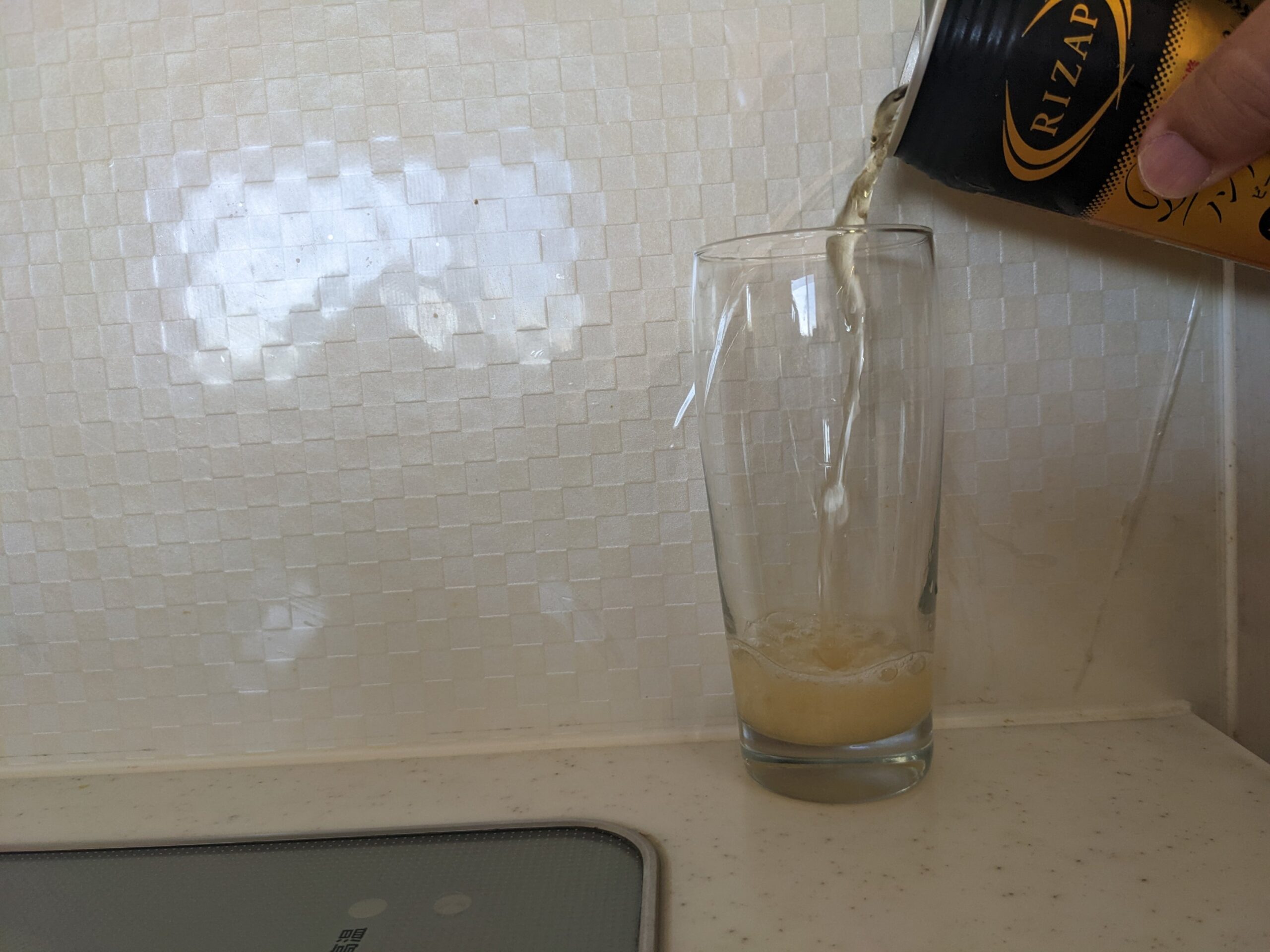 「RIZAP（ライザップ）プレミアムノンアルコールビールテイスト飲料」をグラスに注いだところ
