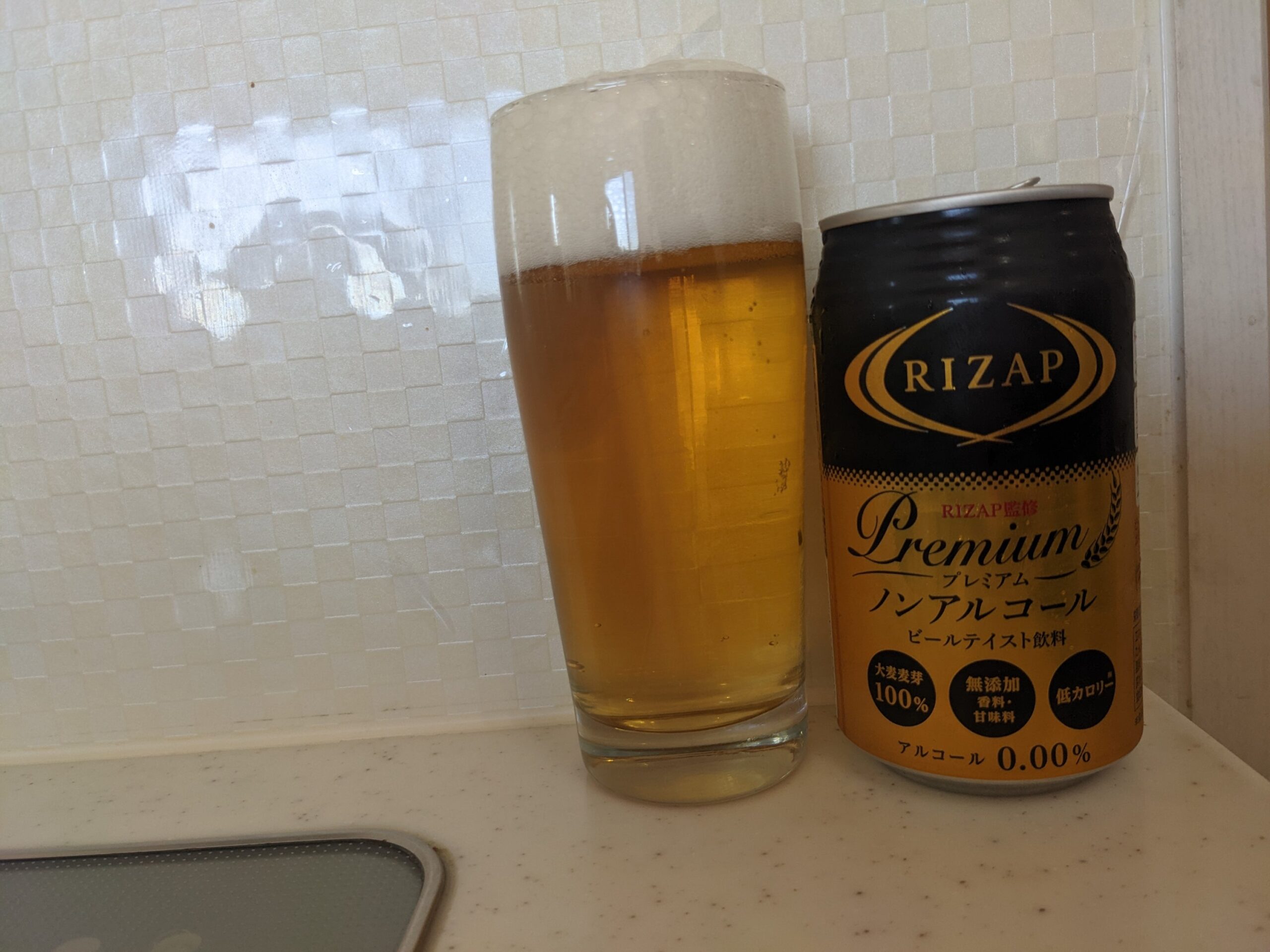 「RIZAP（ライザップ）プレミアムノンアルコールビールテイスト飲料」が注がれたグラスとその缶
