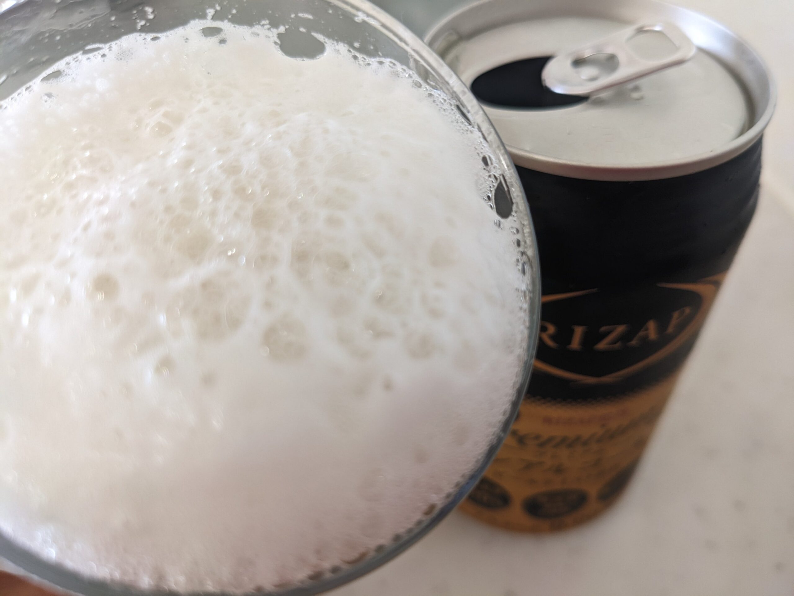 「RIZAP（ライザップ）プレミアムノンアルコールビールテイスト飲料」を飲むところ
