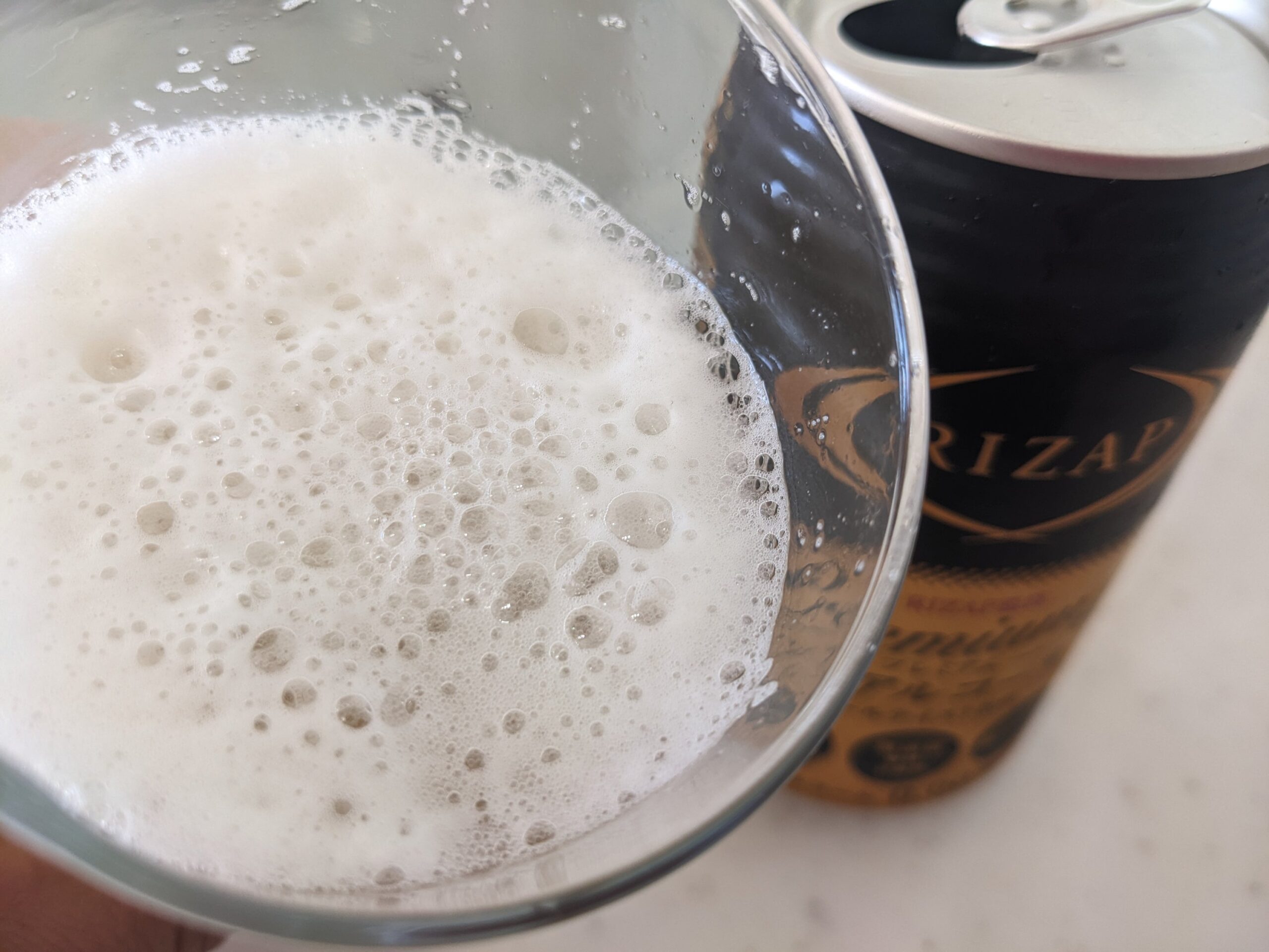 「RIZAP（ライザップ）プレミアムノンアルコールビールテイスト飲料」を一口飲んだところ