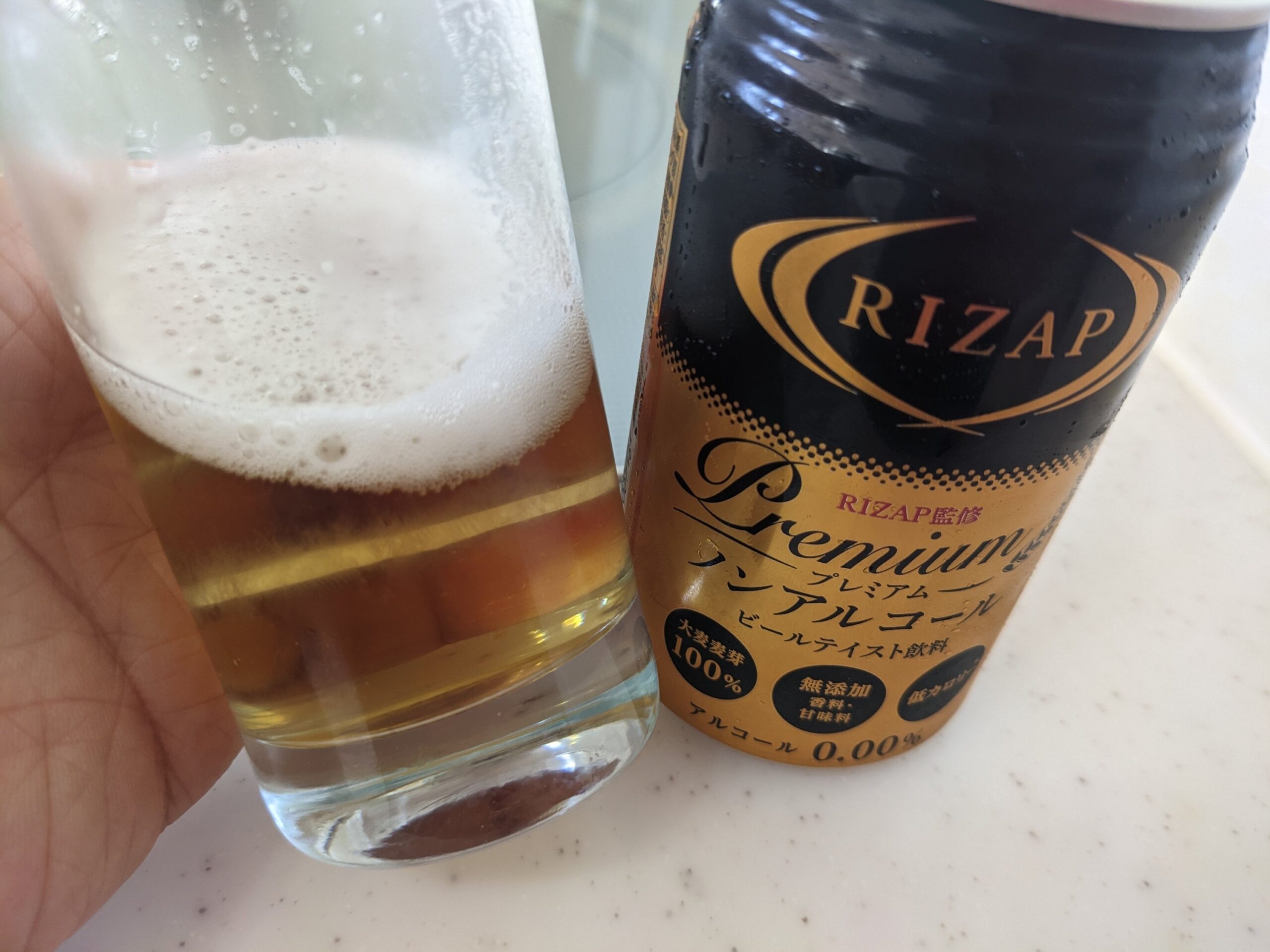 残り3割程のグラスに入った「RIZAP（ライザップ）プレミアムノンアルコールビールテイスト飲料」