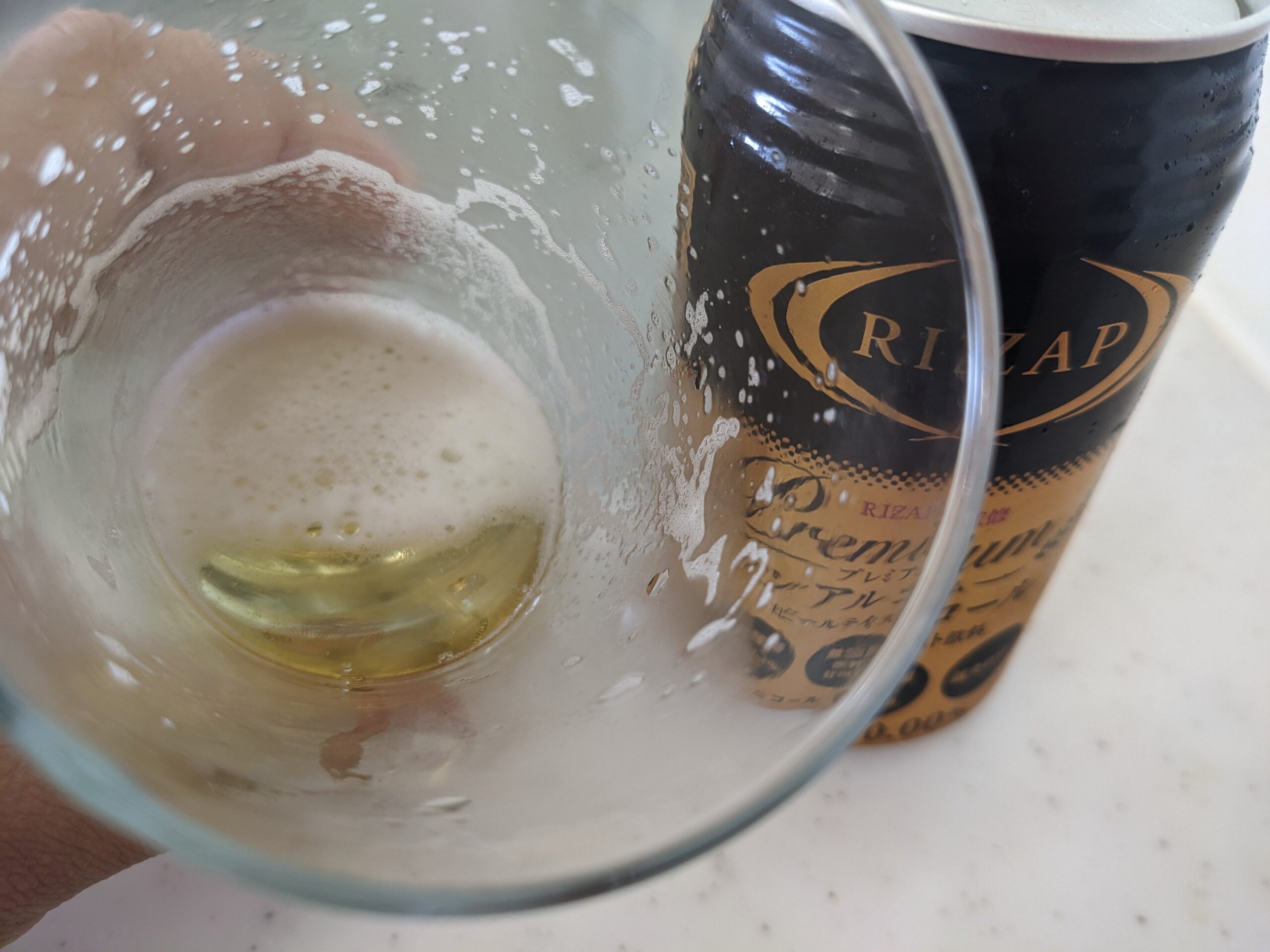 残り1割程のグラスに入った「RIZAP（ライザップ）プレミアムノンアルコールビールテイスト飲料」