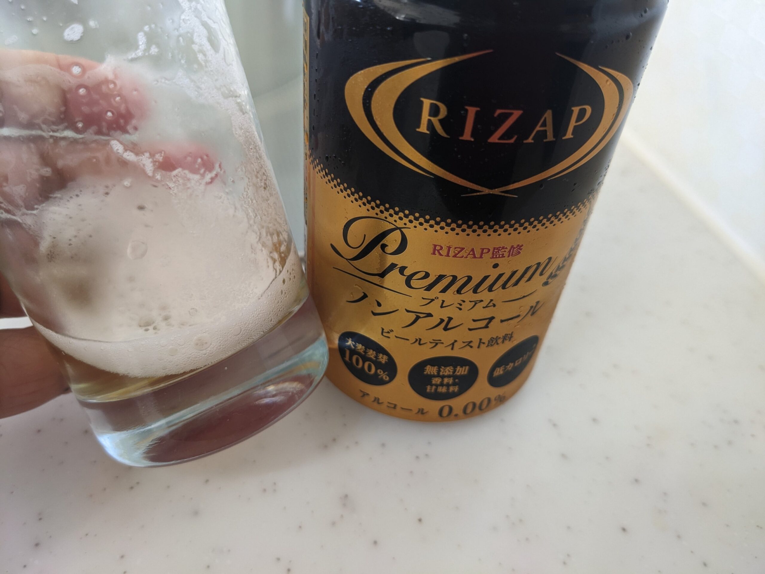 グラスに入った最後の一口程度の「RIZAP（ライザップ）プレミアムノンアルコールビールテイスト飲料」