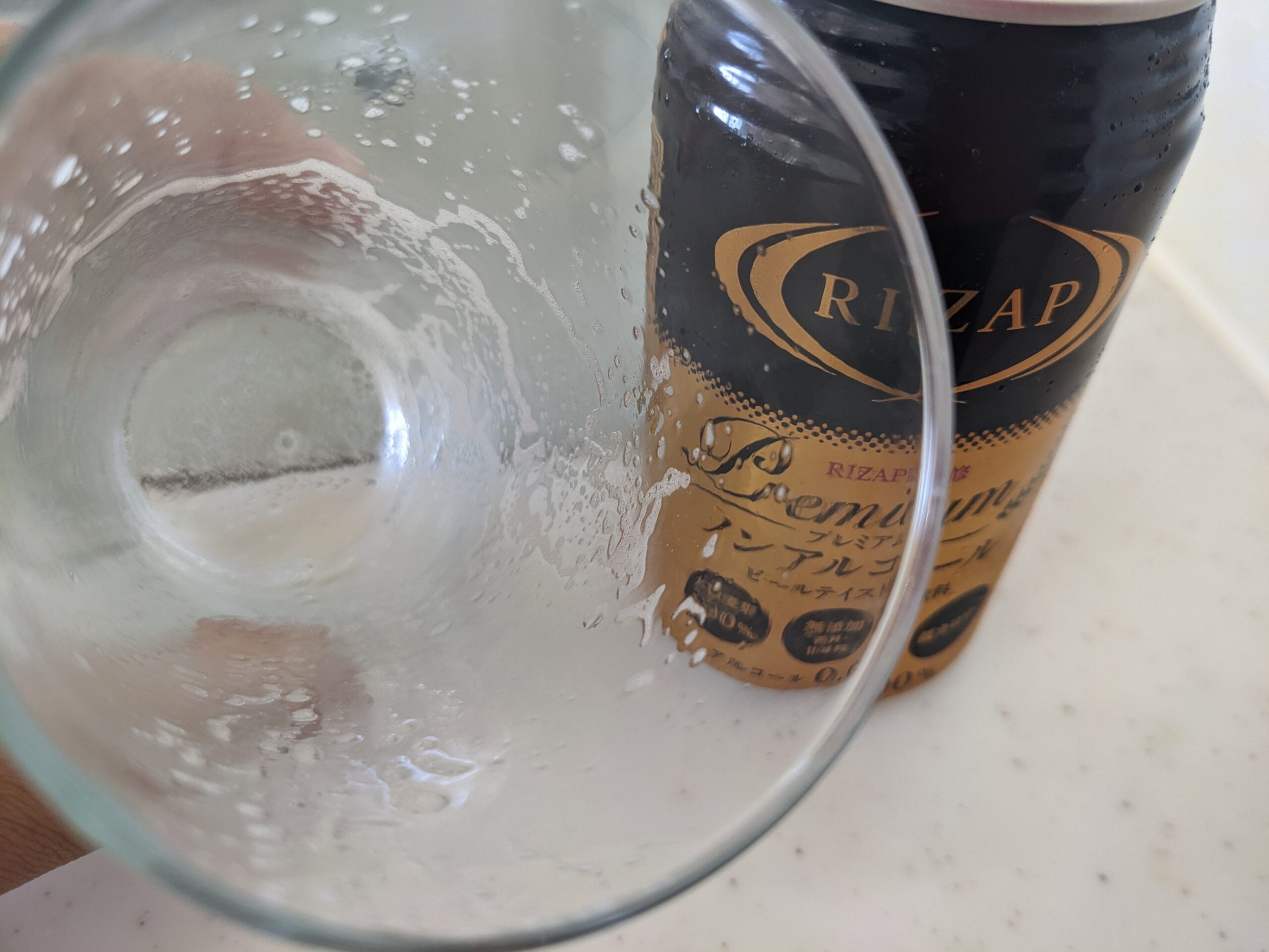 グラスに入った「RIZAP（ライザップ）プレミアムノンアルコールビールテイスト飲料」を飲み終えたところ