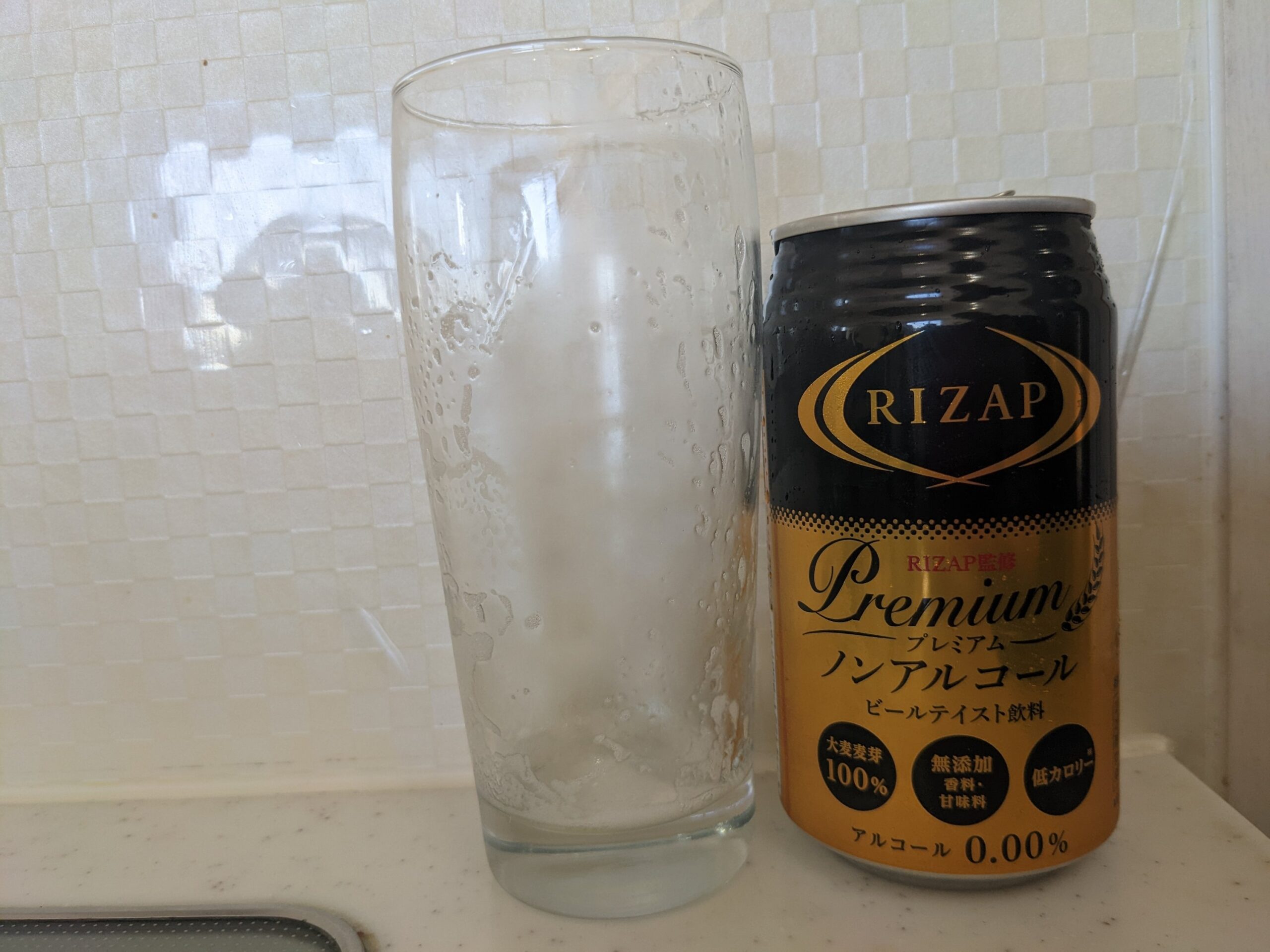 「RIZAP（ライザップ）プレミアムノンアルコールビールテイスト飲料」を飲み終えたグラスとその空き缶