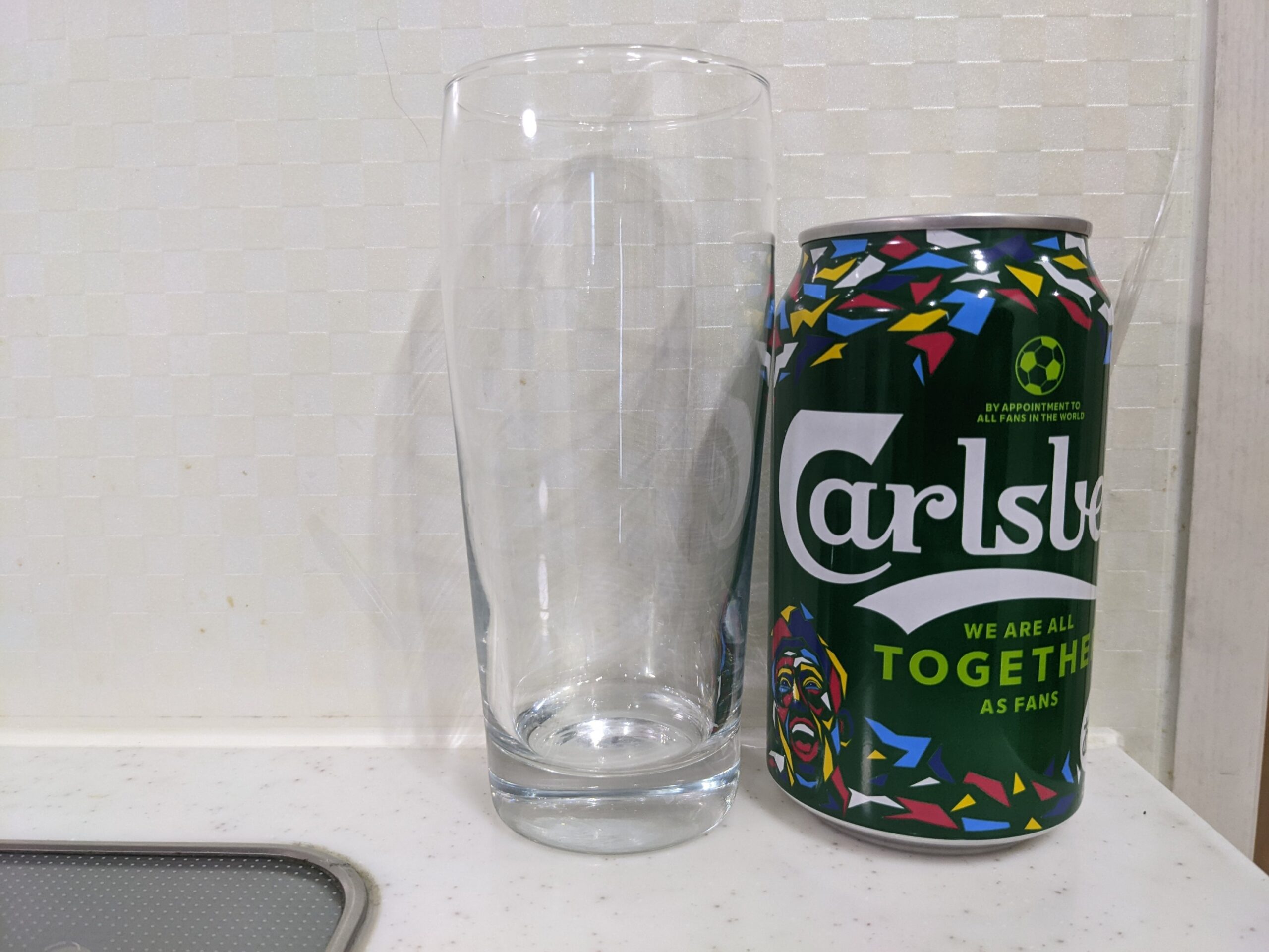 グラスと缶の「カールスバーグ」