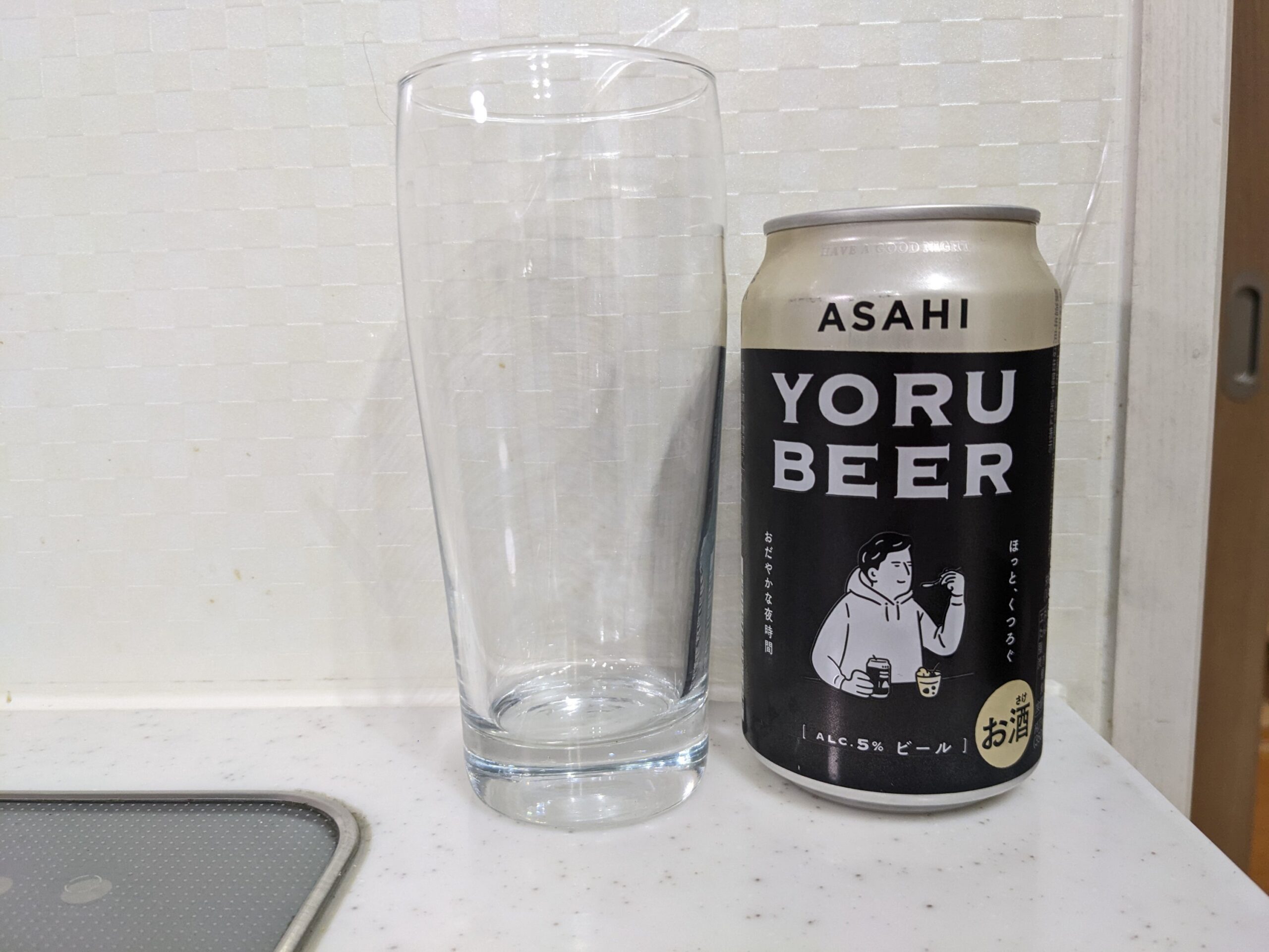 グラスと缶のアサヒ「YORU BEER（ヨルビール）」