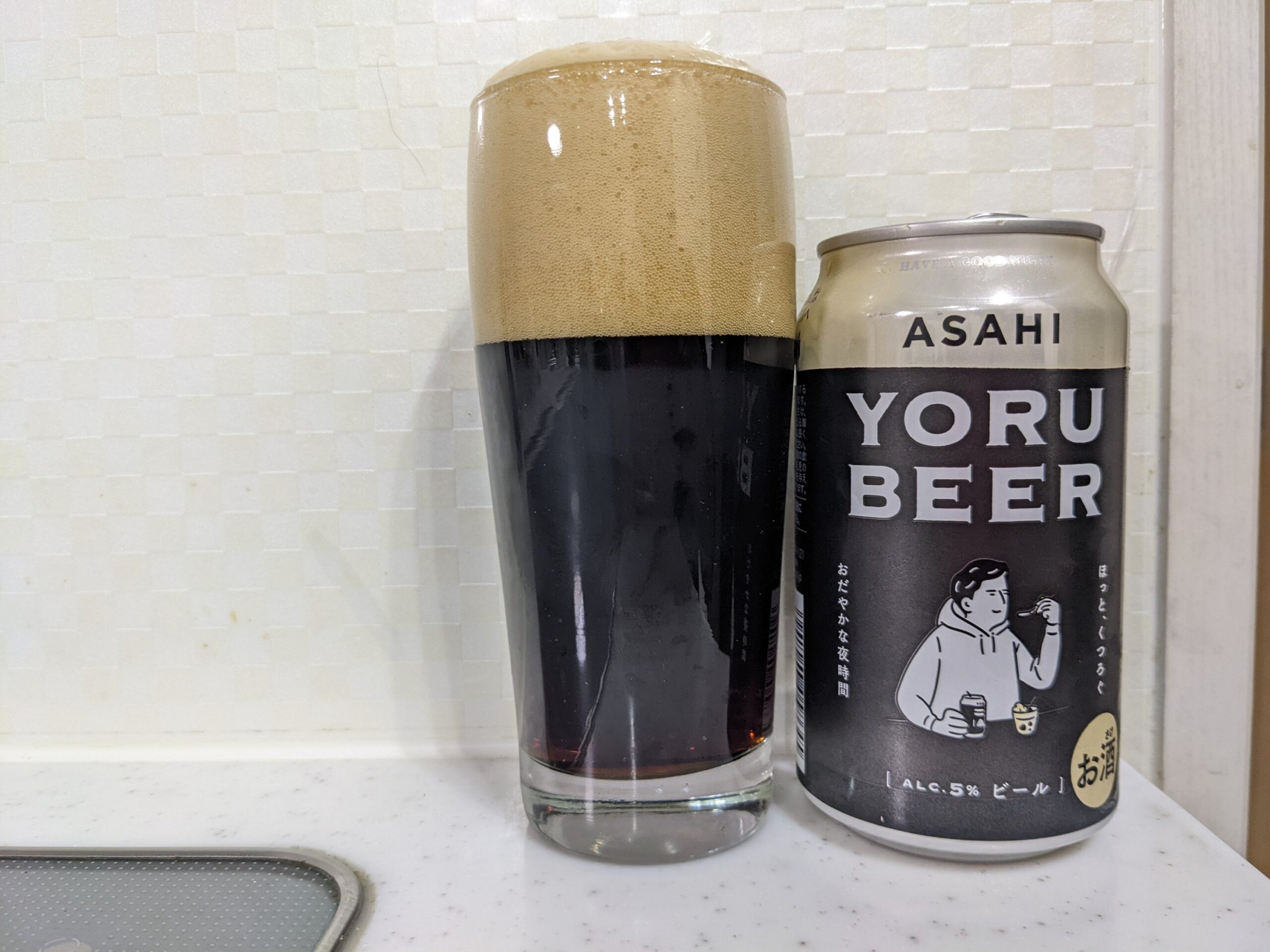 アサヒ「YORU BEER（ヨルビール）」が注がれたグラスとその缶