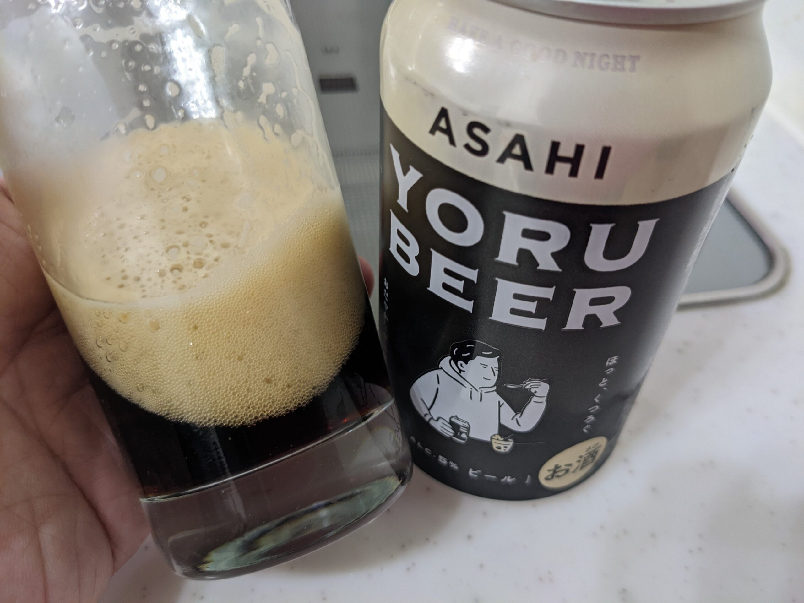 グラスに入った残り1割程のアサヒ「YORU BEER（ヨルビール）」