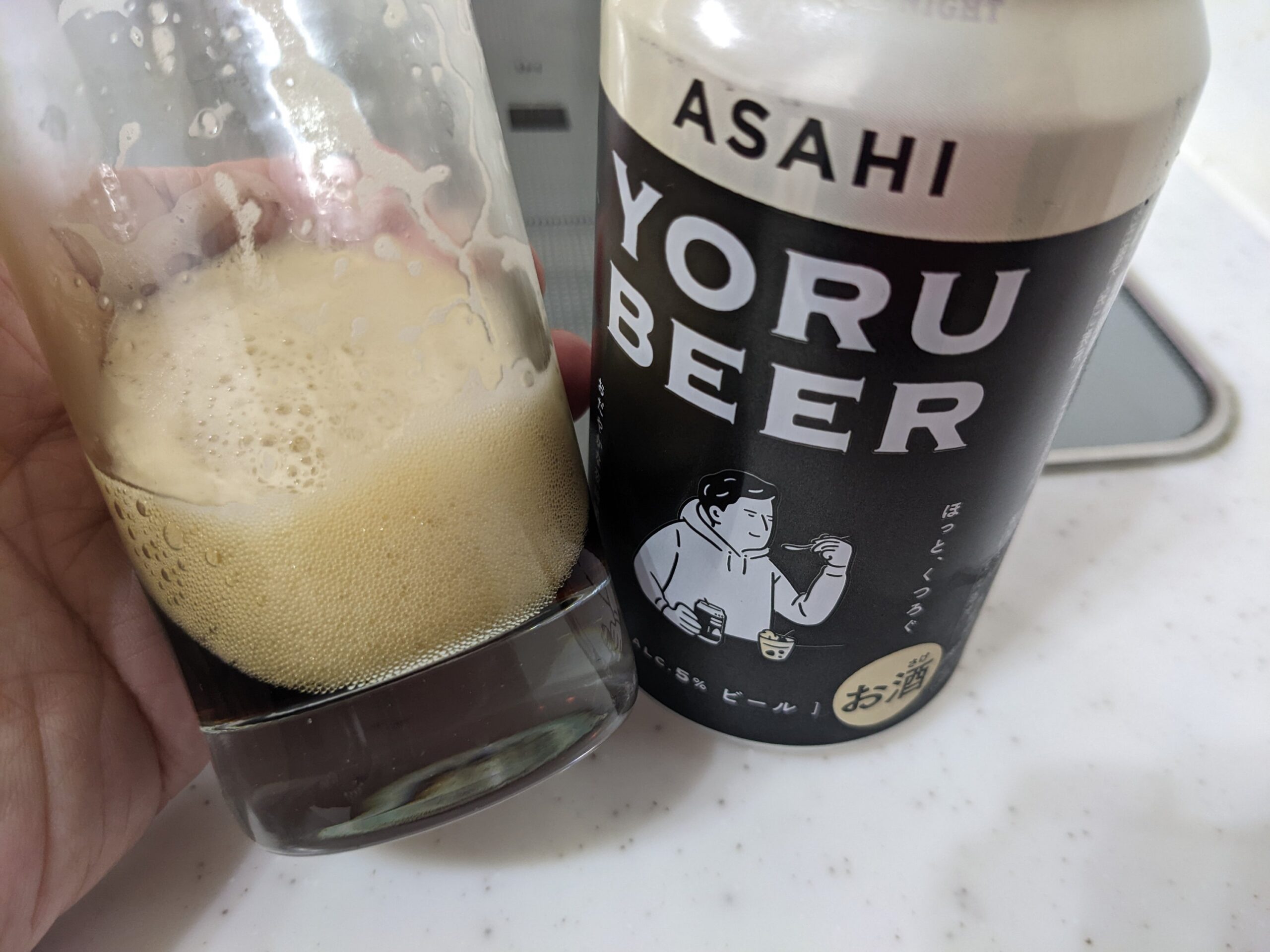 グラスに入った残りわずかのアサヒ「YORU BEER（ヨルビール）」
