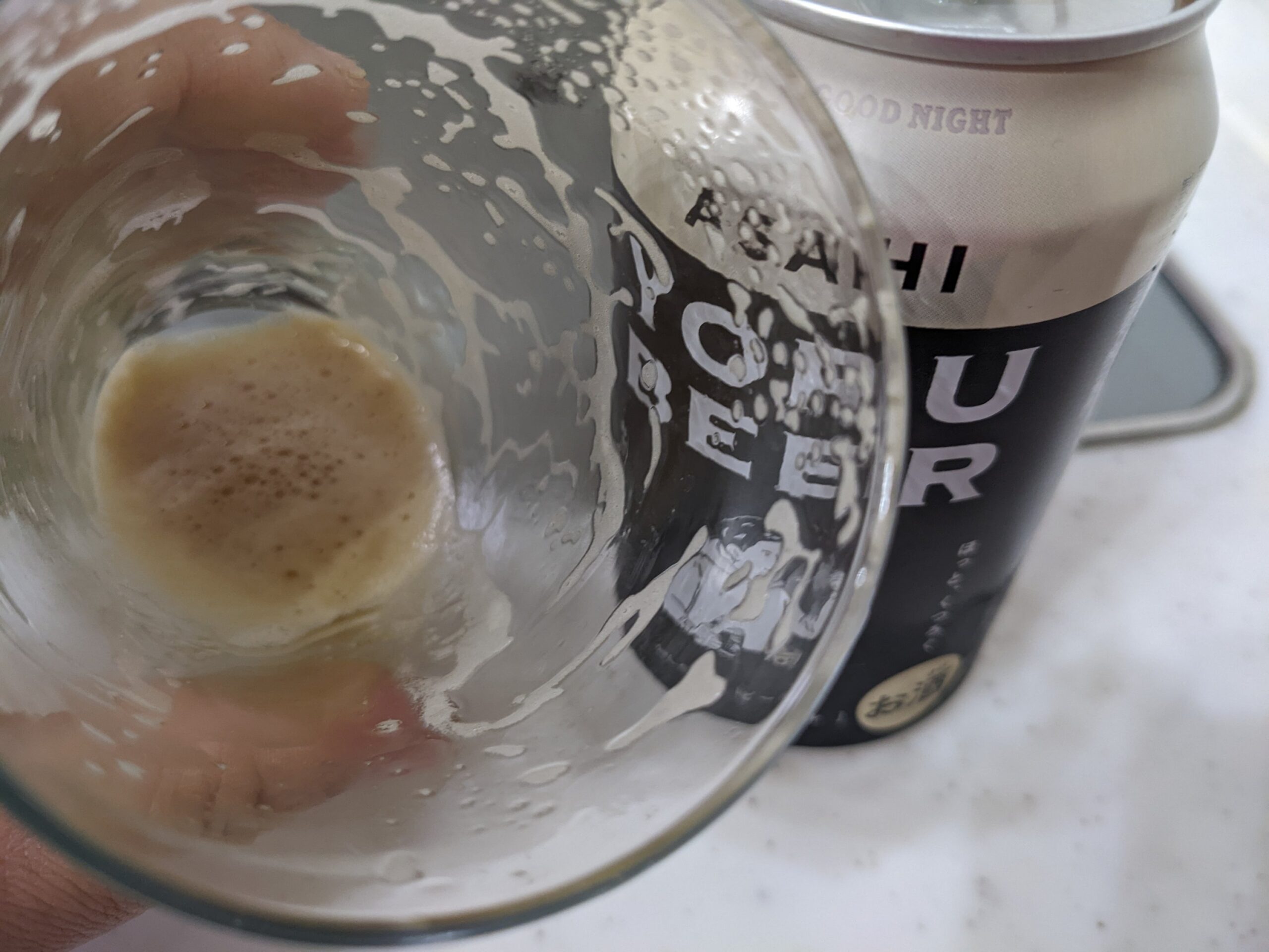 アサヒ「YORU BEER（ヨルビール）」の泡がグラスに残っているところ