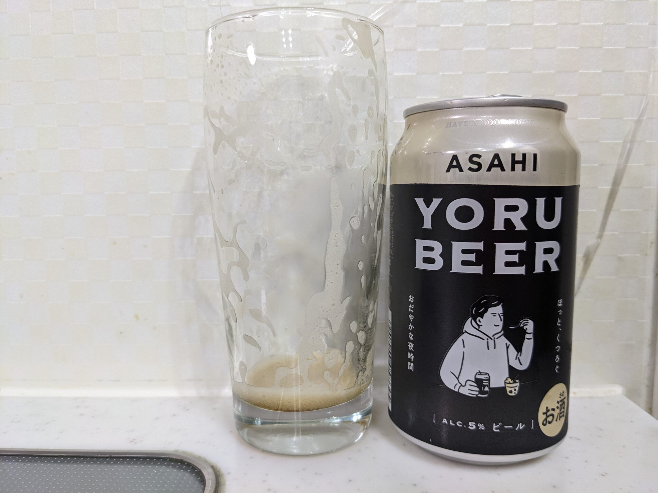 アサヒ「YORU BEER（ヨルビール）」を飲み終えたグラスとその空き缶