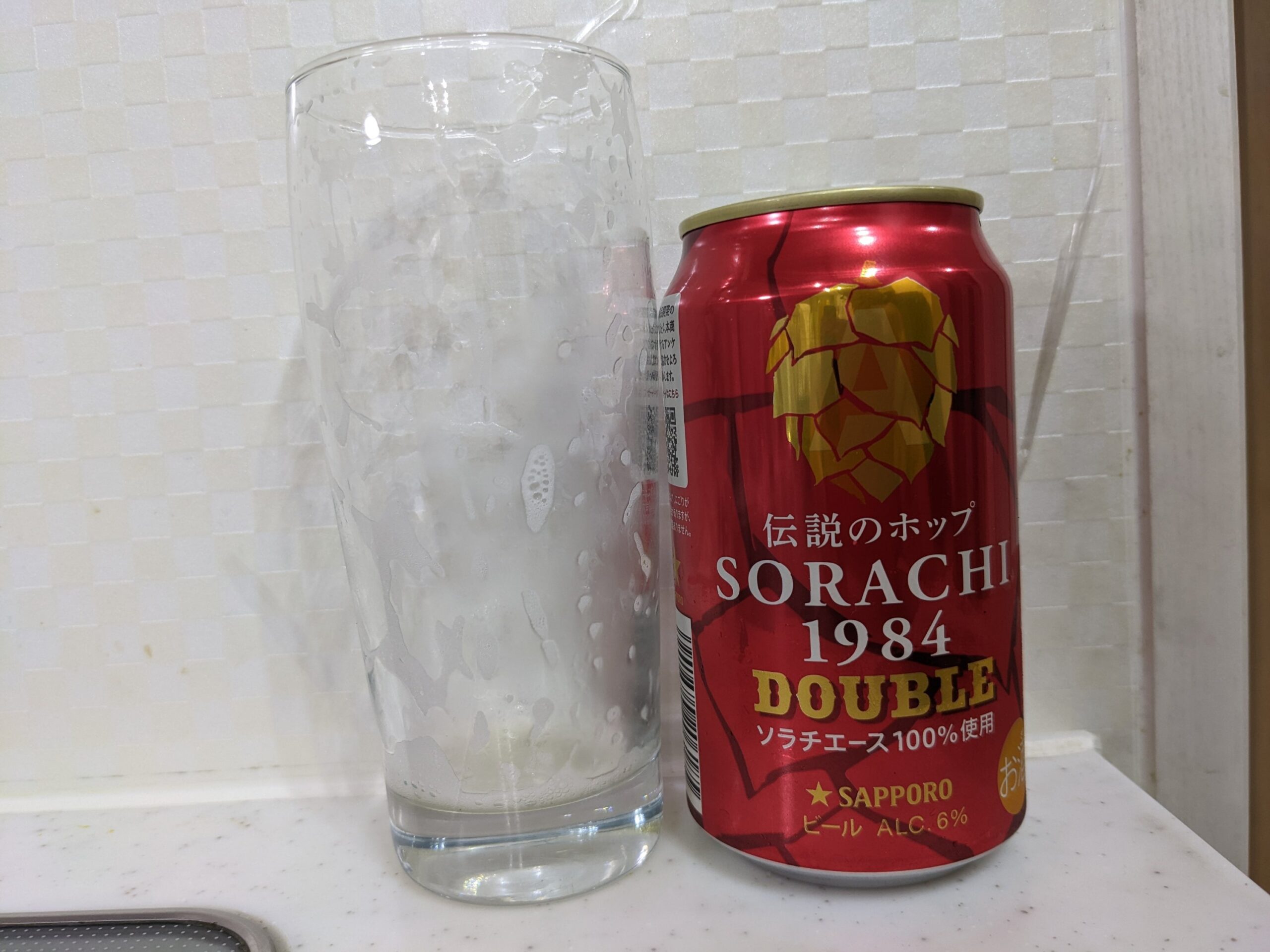 「ソラチ1984ダブル」を飲み終えたグラスとその空き缶