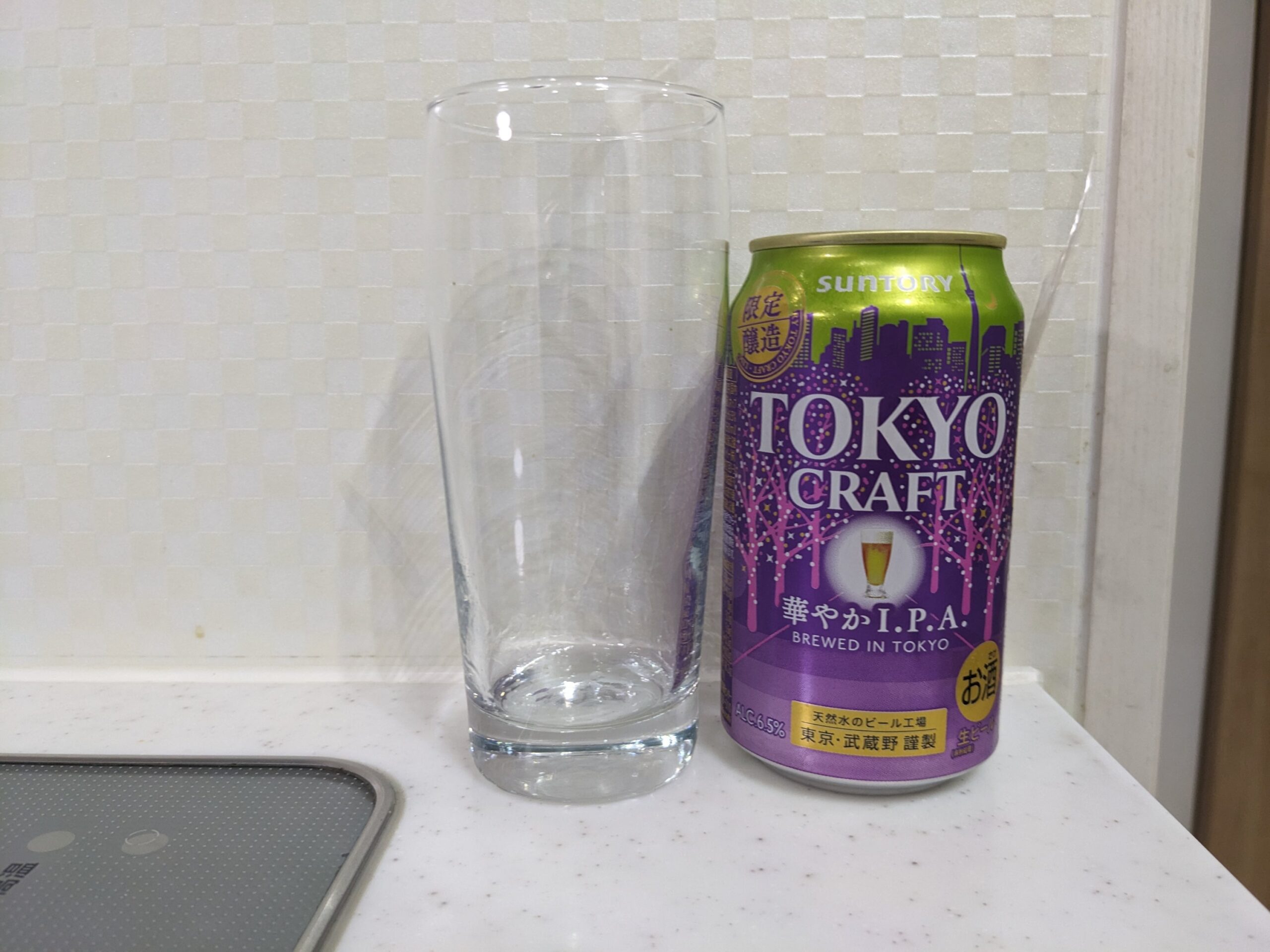 グラスと缶の「東京クラフト華やかI.P.A.」