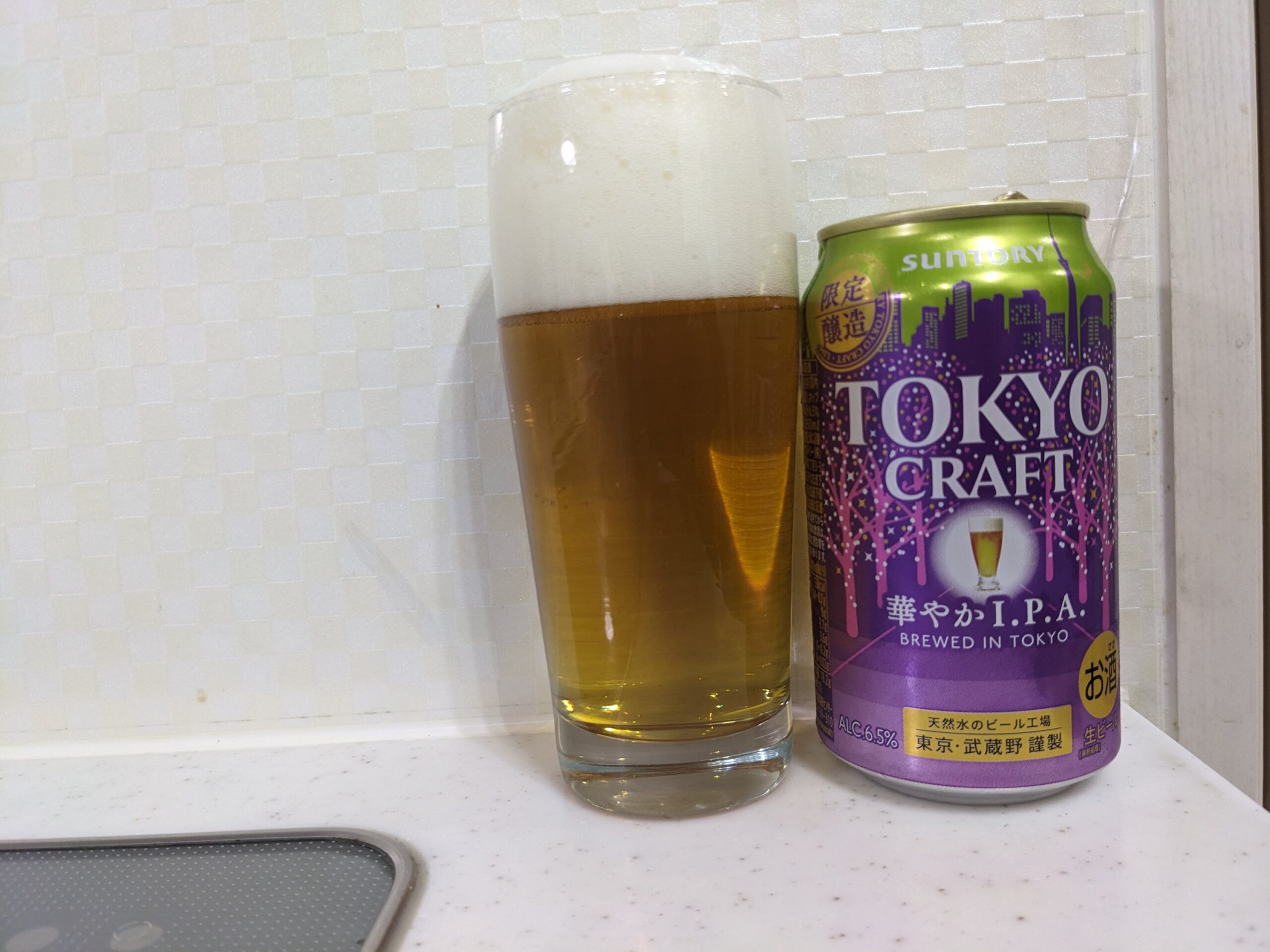 「東京クラフト華やかI.P.A.」が注がれたグラスとその缶