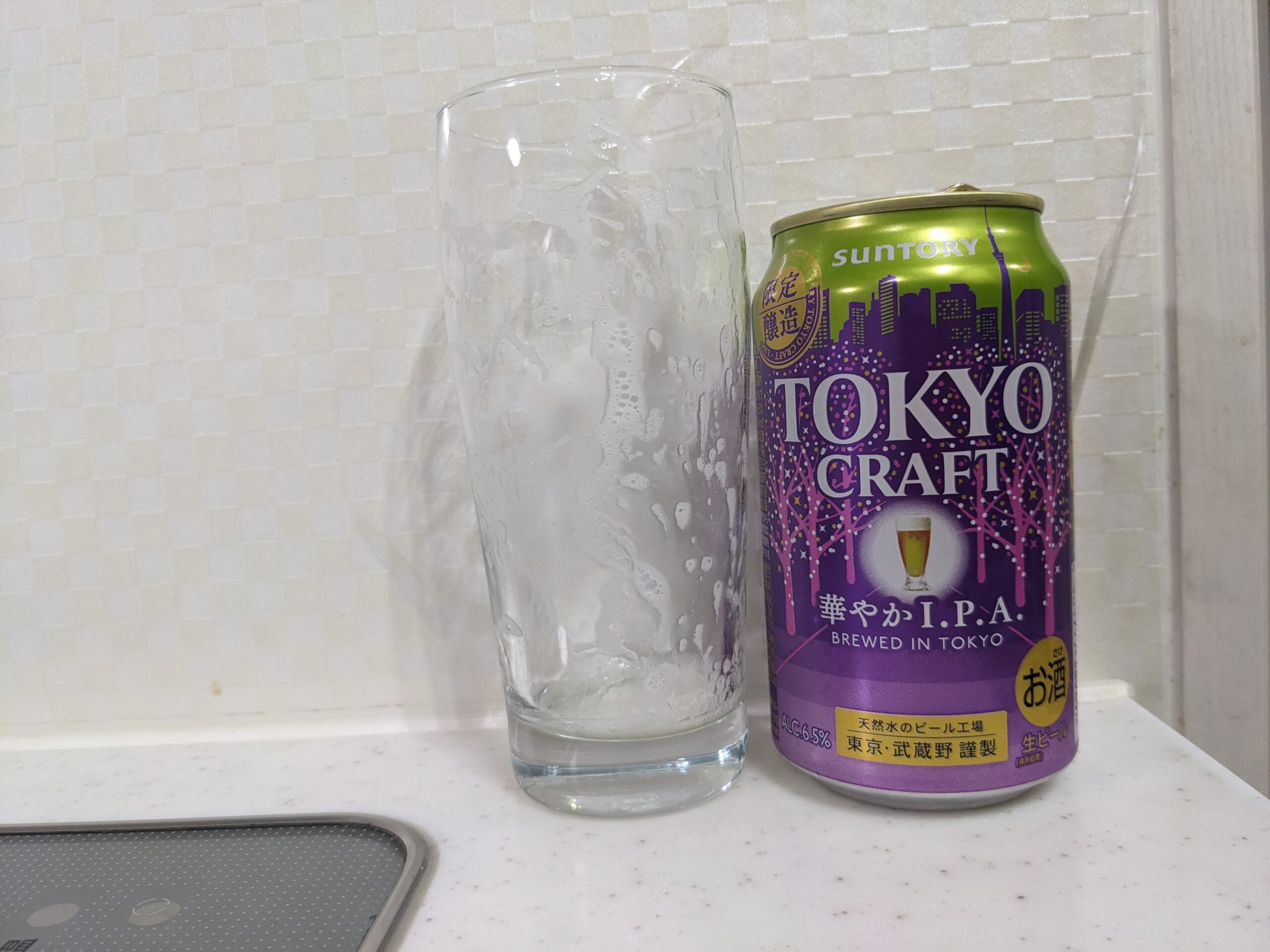 「東京クラフト華やかI.P.A.」が飲み終えたグラスとその空き缶