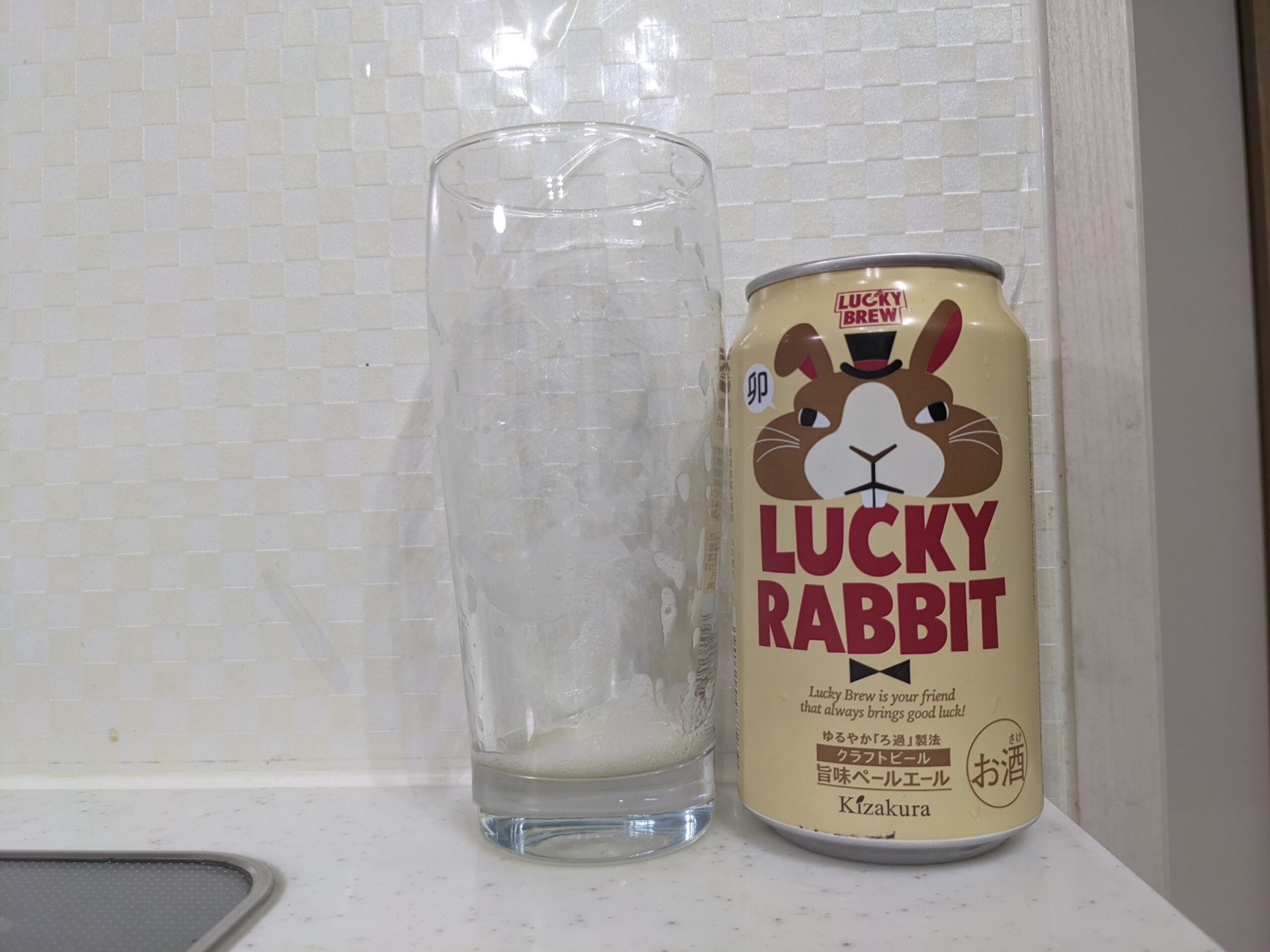 「黄桜ラッキーラビット」を飲み終えたグラスとその空き缶