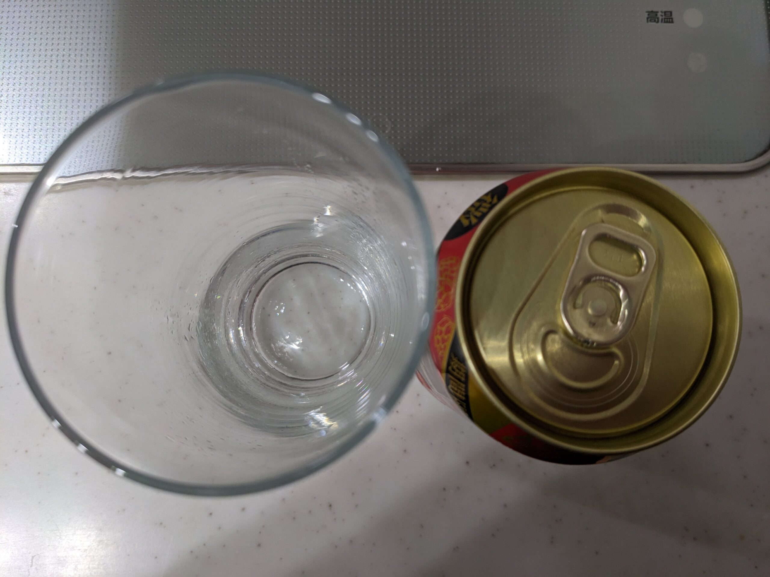 上から見たグラスと缶の「ビアリーアンバーエールスタイル」