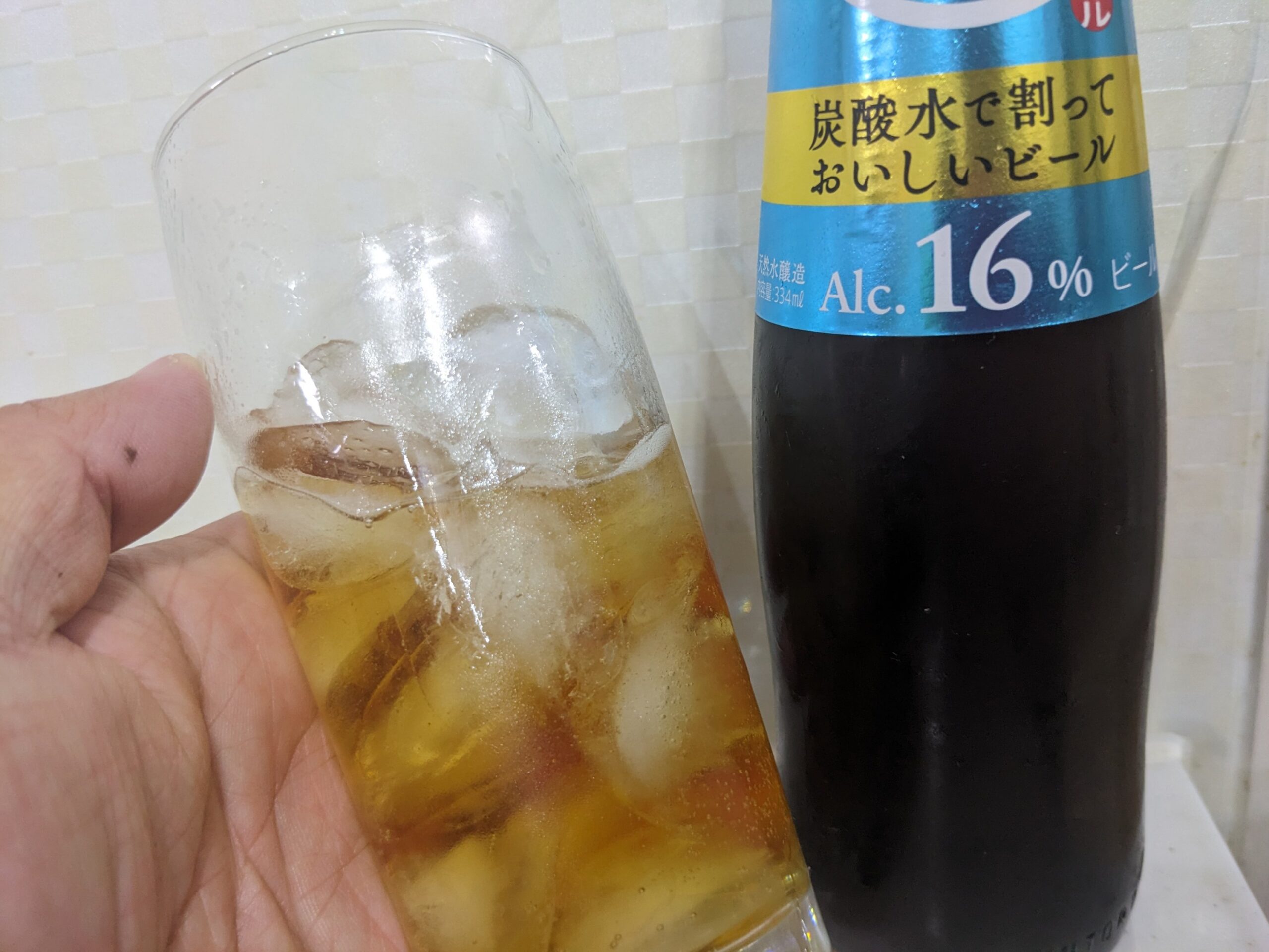 グラスに入った残り半分程の「ビアボール炭酸水割り」