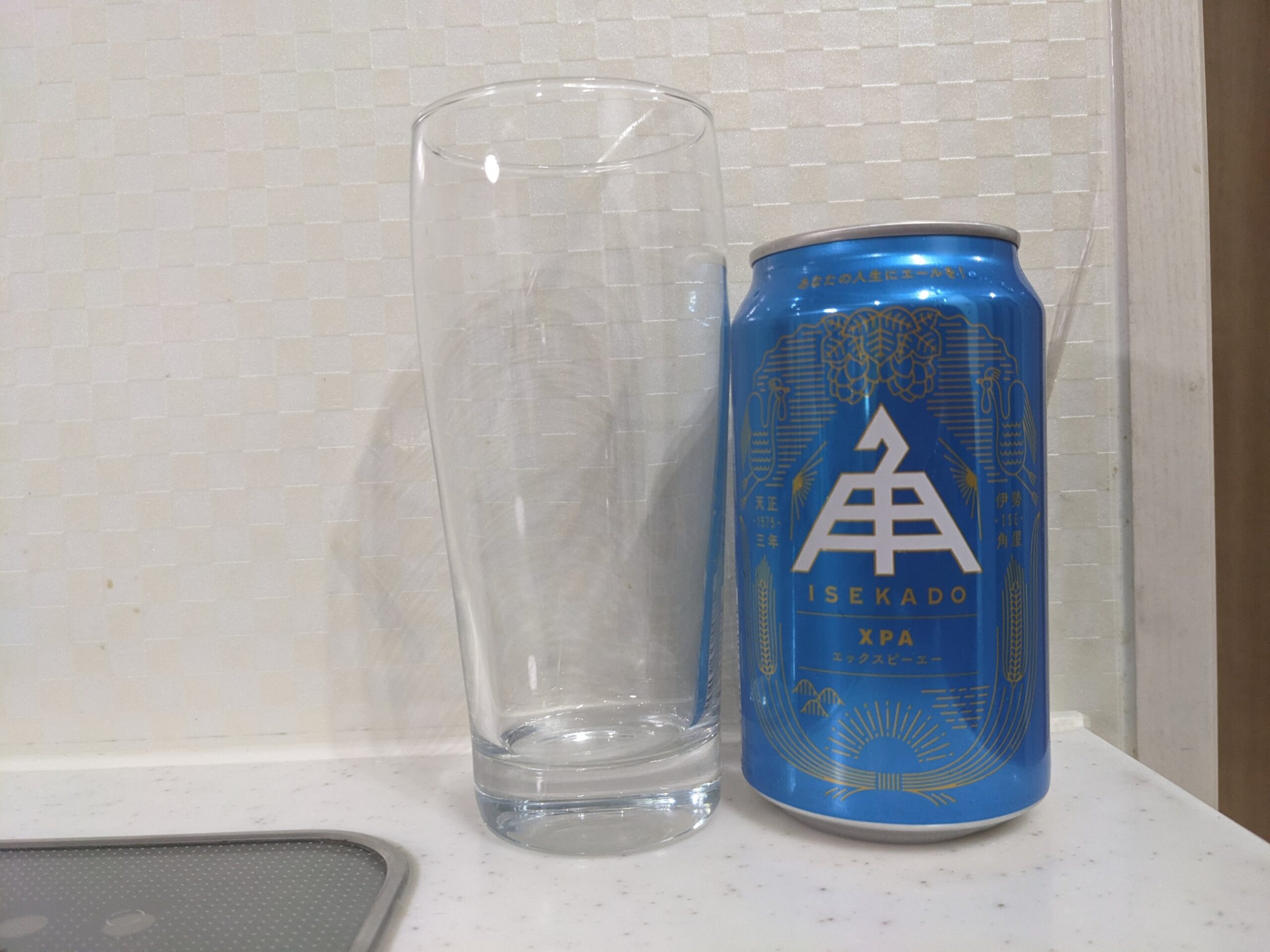 グラスと缶の「伊勢角屋麦酒XPA（エックスピーエー）」