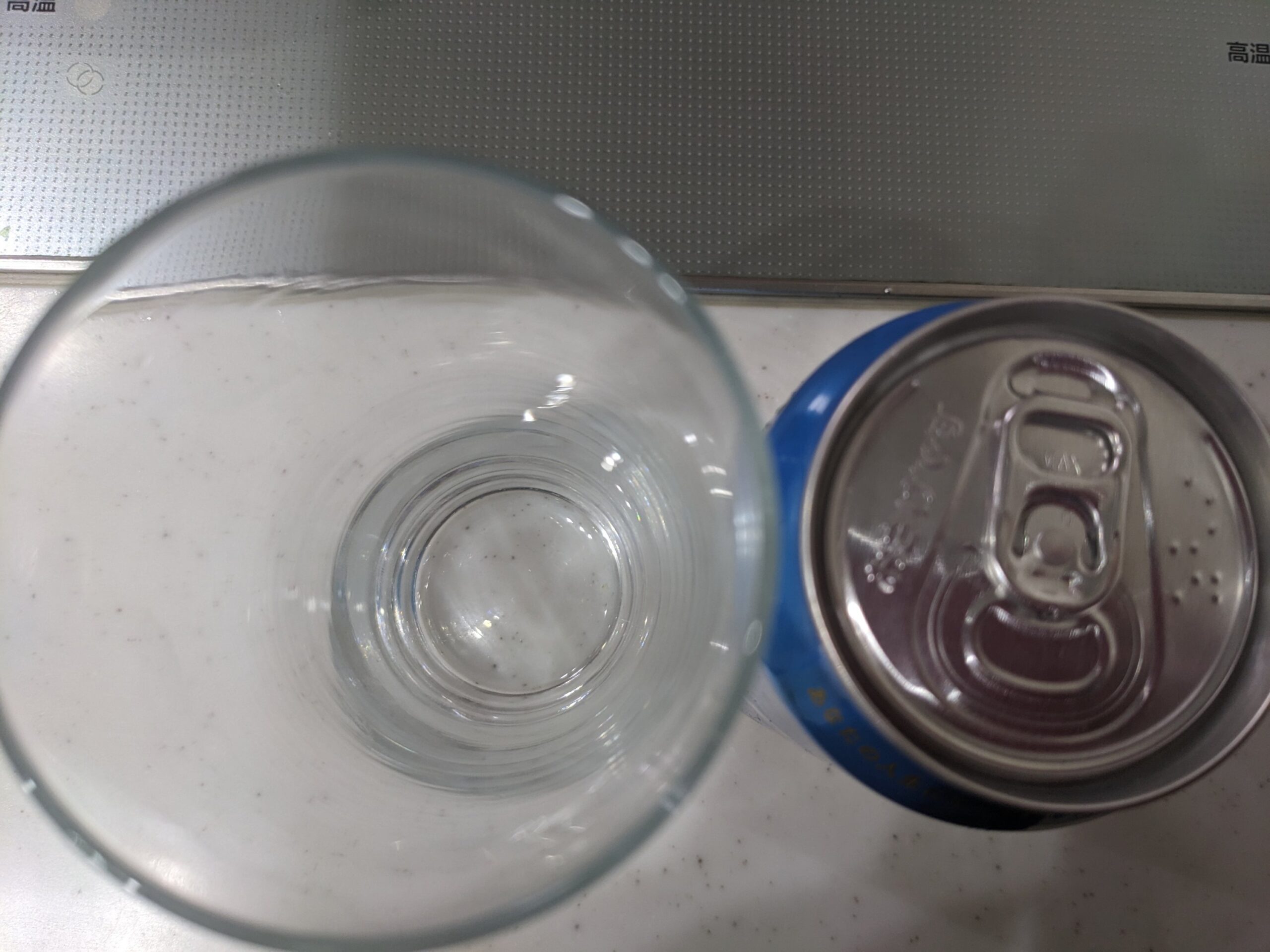 上から見たグラスと缶の「伊勢角屋麦酒XPA（エックスピーエー）」