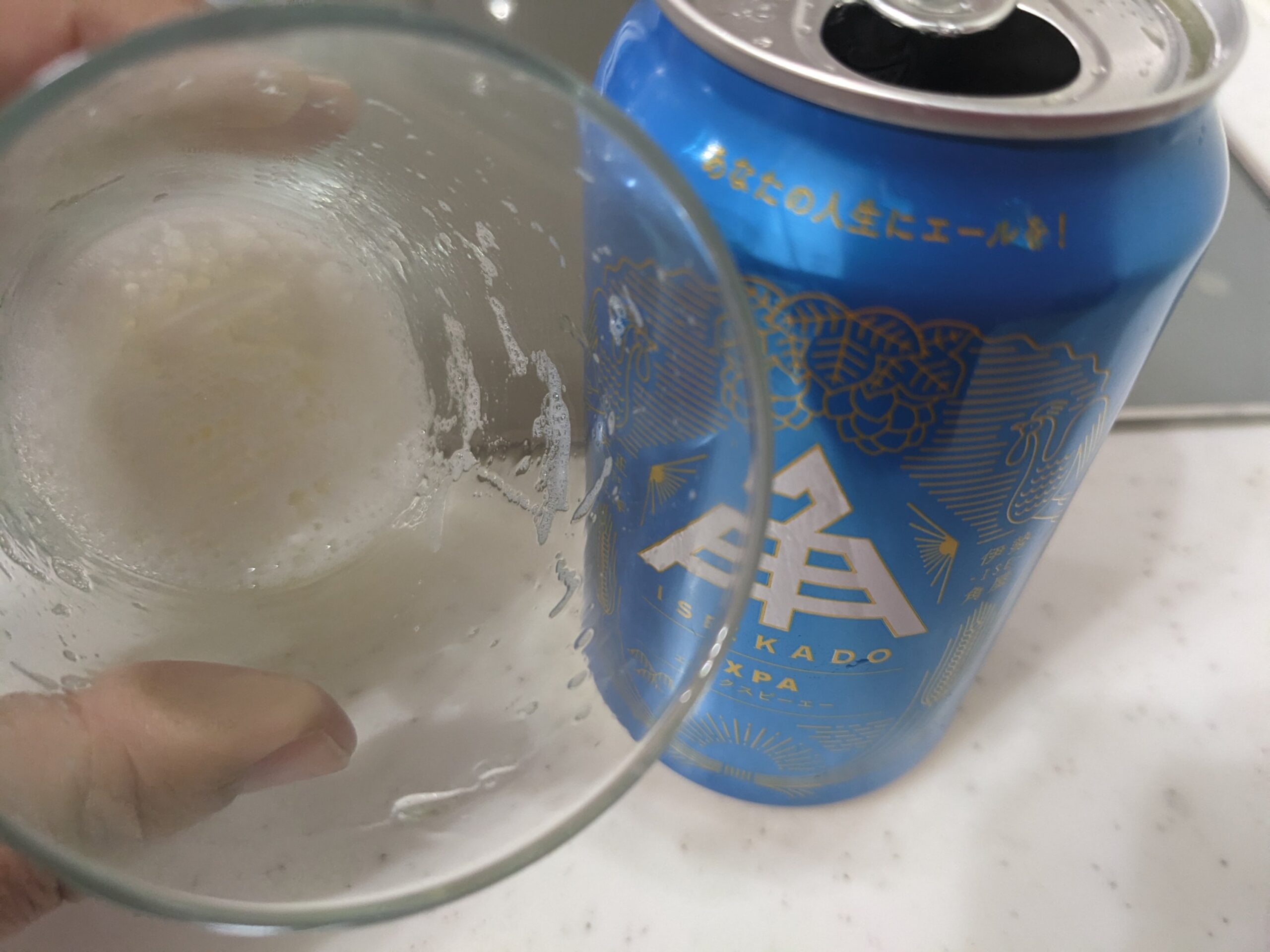 グラスに残った「伊勢角屋麦酒XPA（エックスピーエー）」の泡