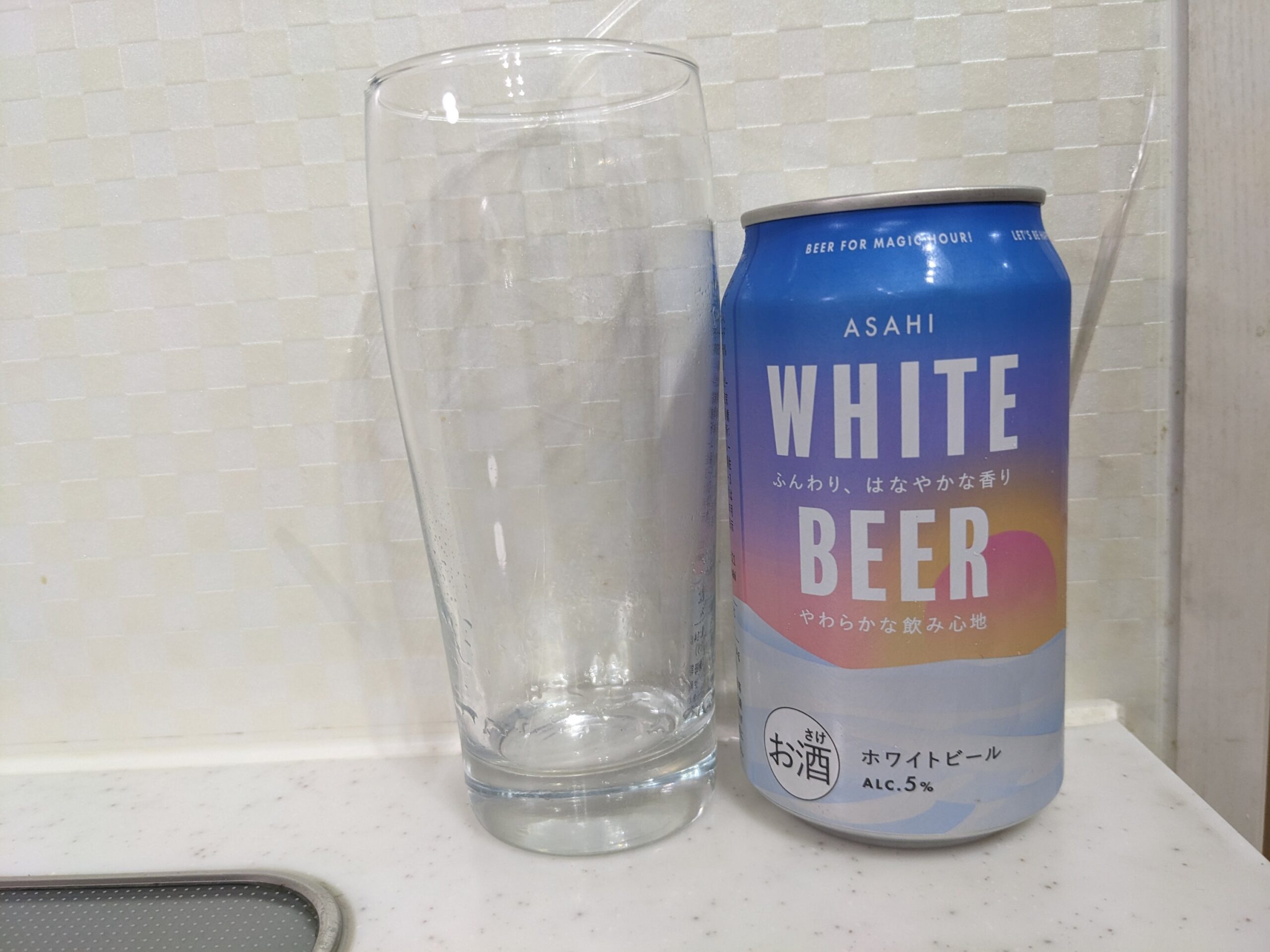 グラスと缶の「アサヒホワイトビール（ASAHI WHITE BEER） 」