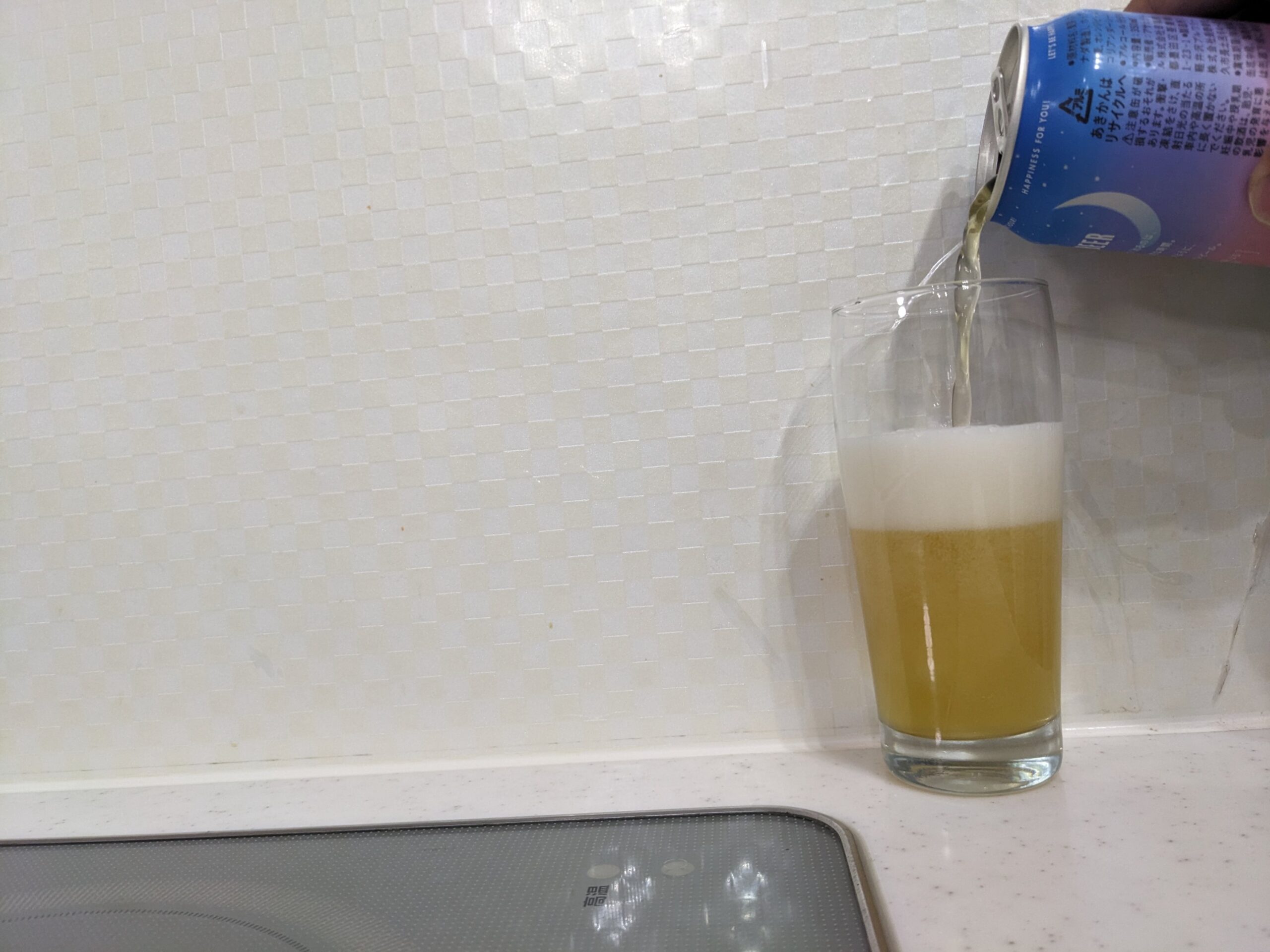 グラスに半分程「アサヒホワイトビール（ASAHI WHITE BEER） 」を注いだところ
