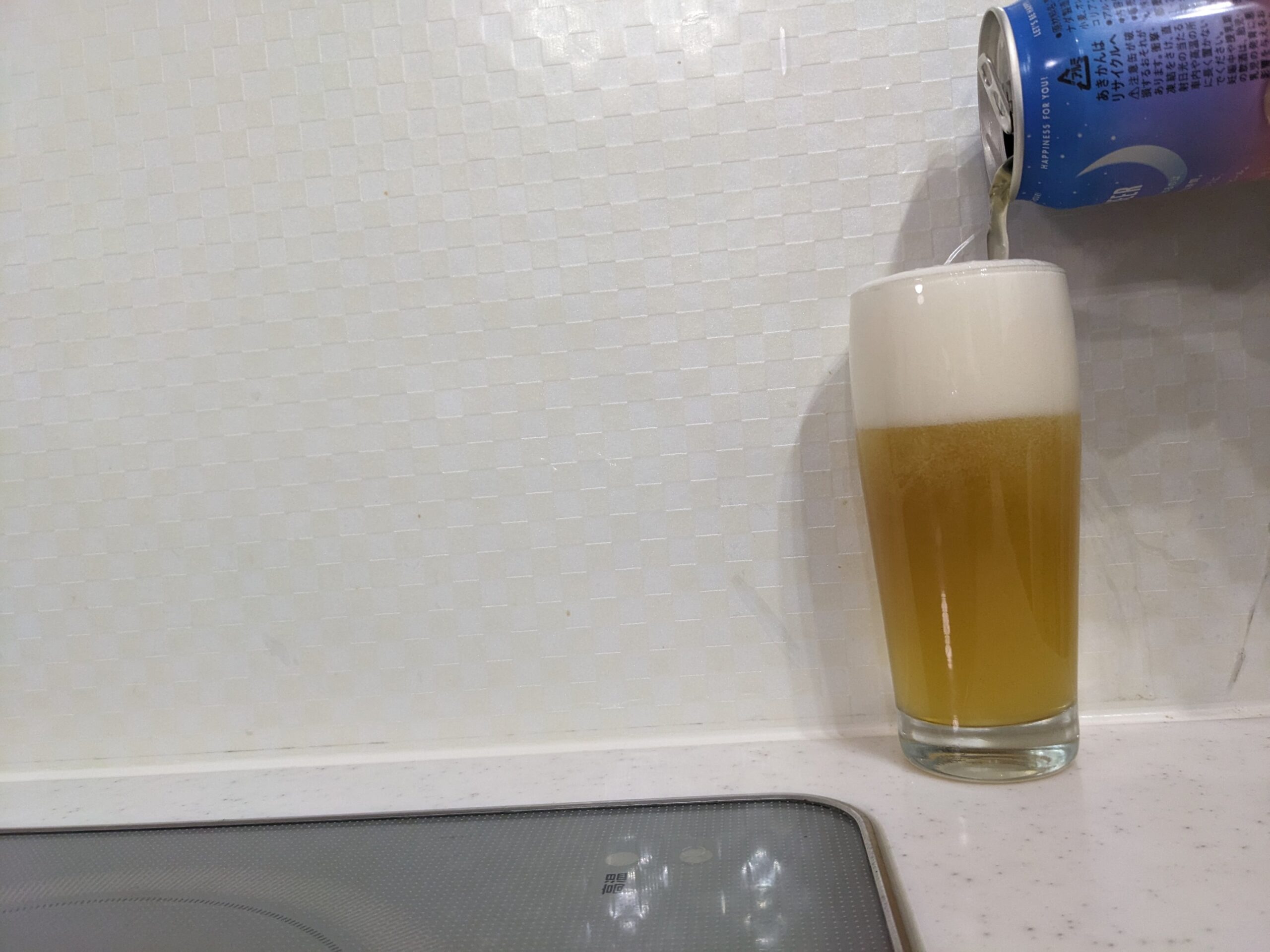 グラスいっぱいまで「アサヒホワイトビール（ASAHI WHITE BEER） 」を注いだところ