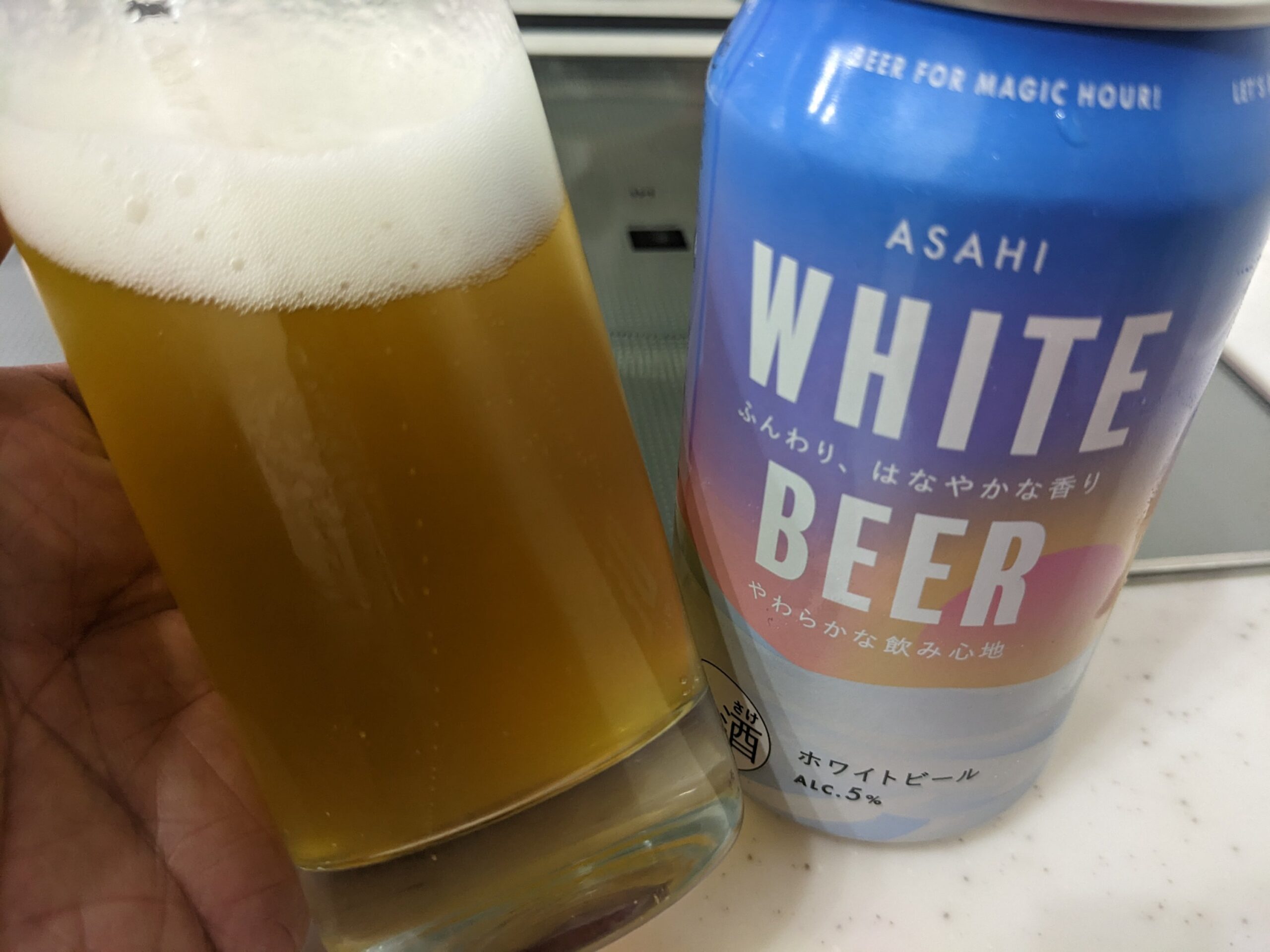 グラスに入った残り6割程の「アサヒホワイトビール（ASAHI WHITE BEER） 」