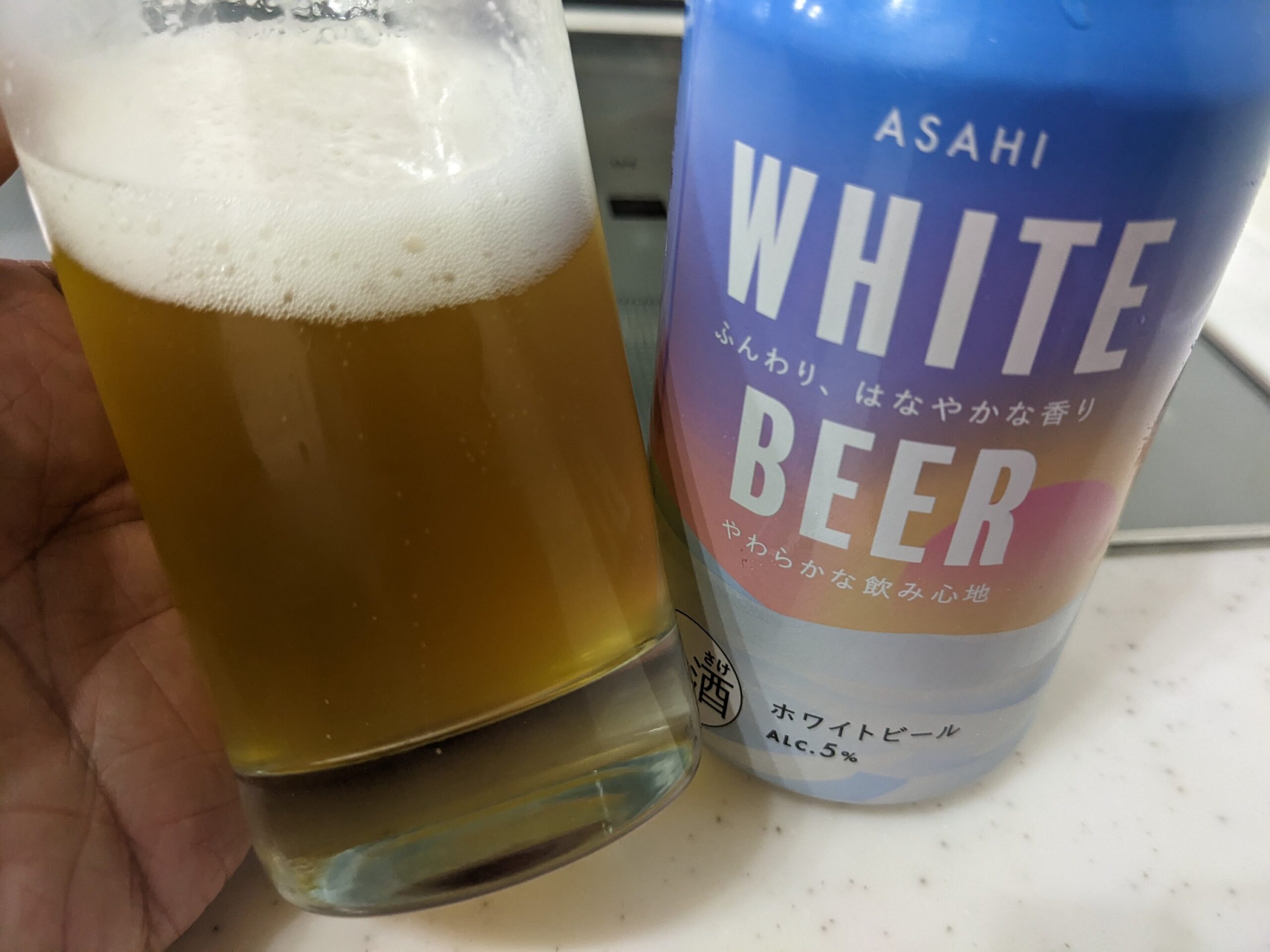 グラスに残った3割程の「アサヒホワイトビール（ASAHI WHITE BEER） 」