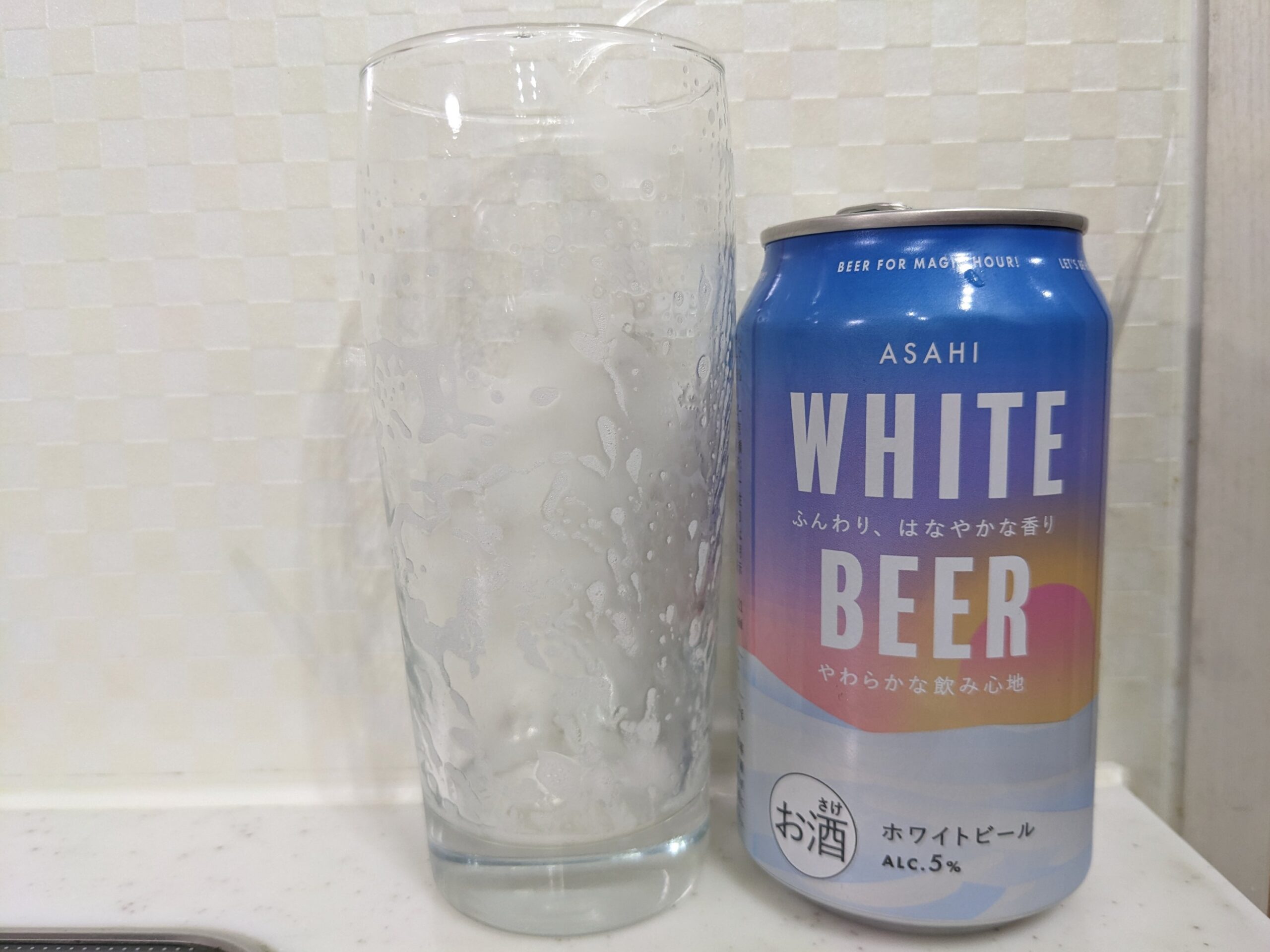 「アサヒホワイトビール（ASAHI WHITE BEER） 」を飲み終えたグラスとその空き缶