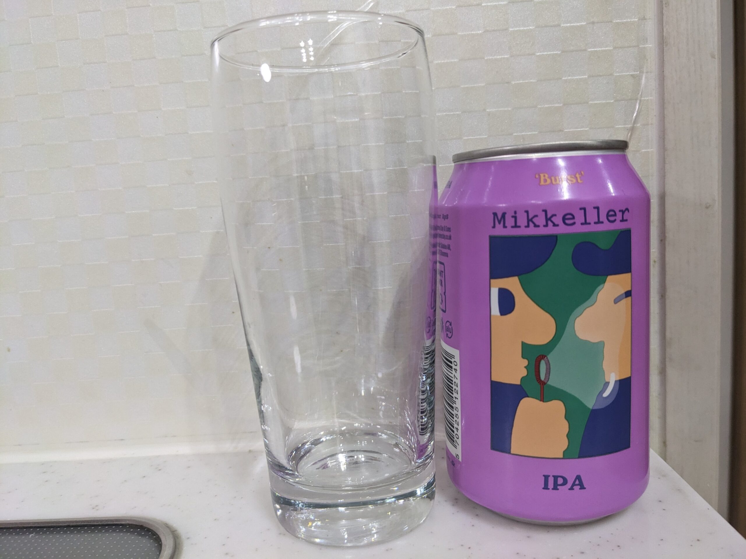 グラスと缶の「ミッケラーバーストIPA」