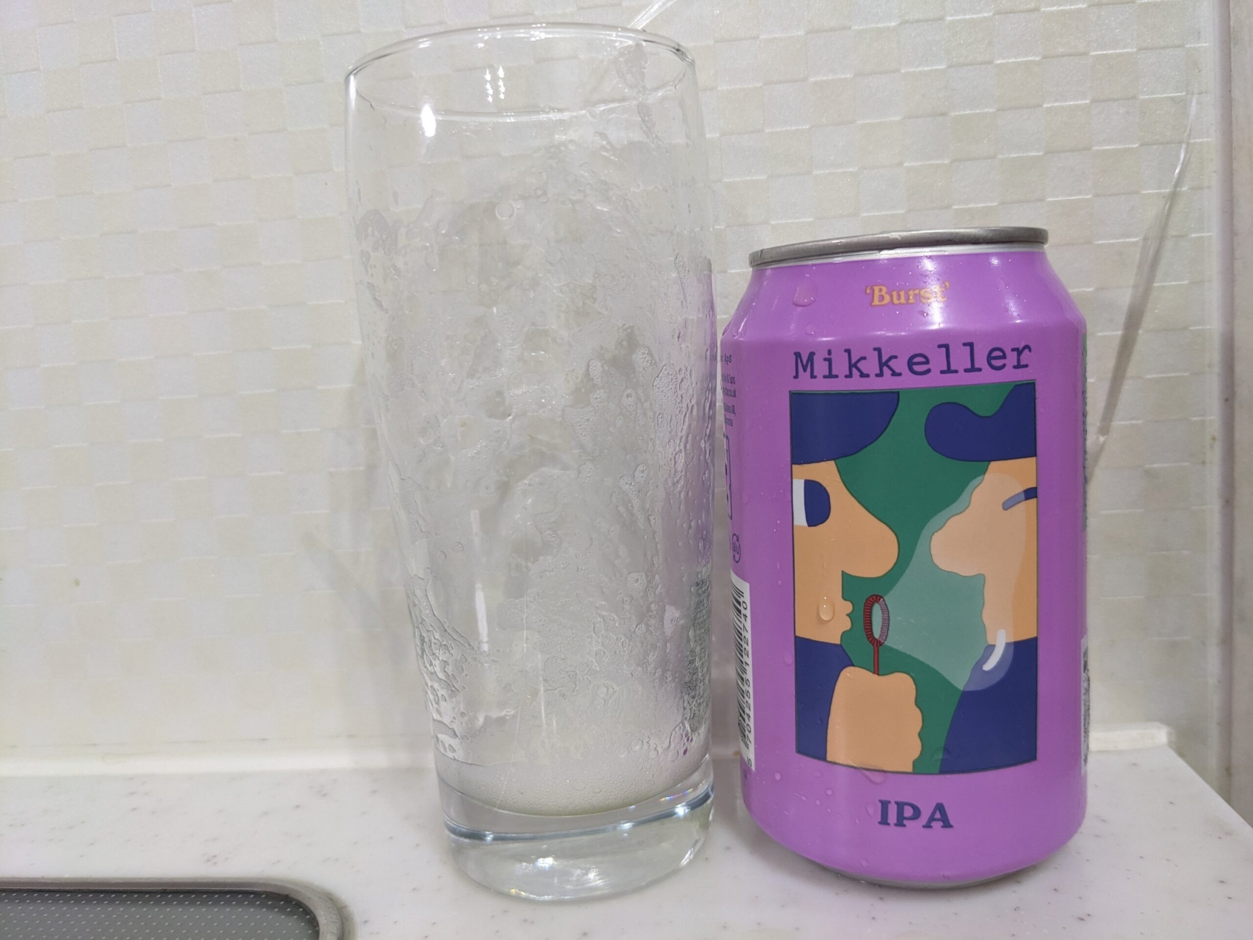 「ミッケラーバーストIPA」を飲み終えたグラスとその空き缶