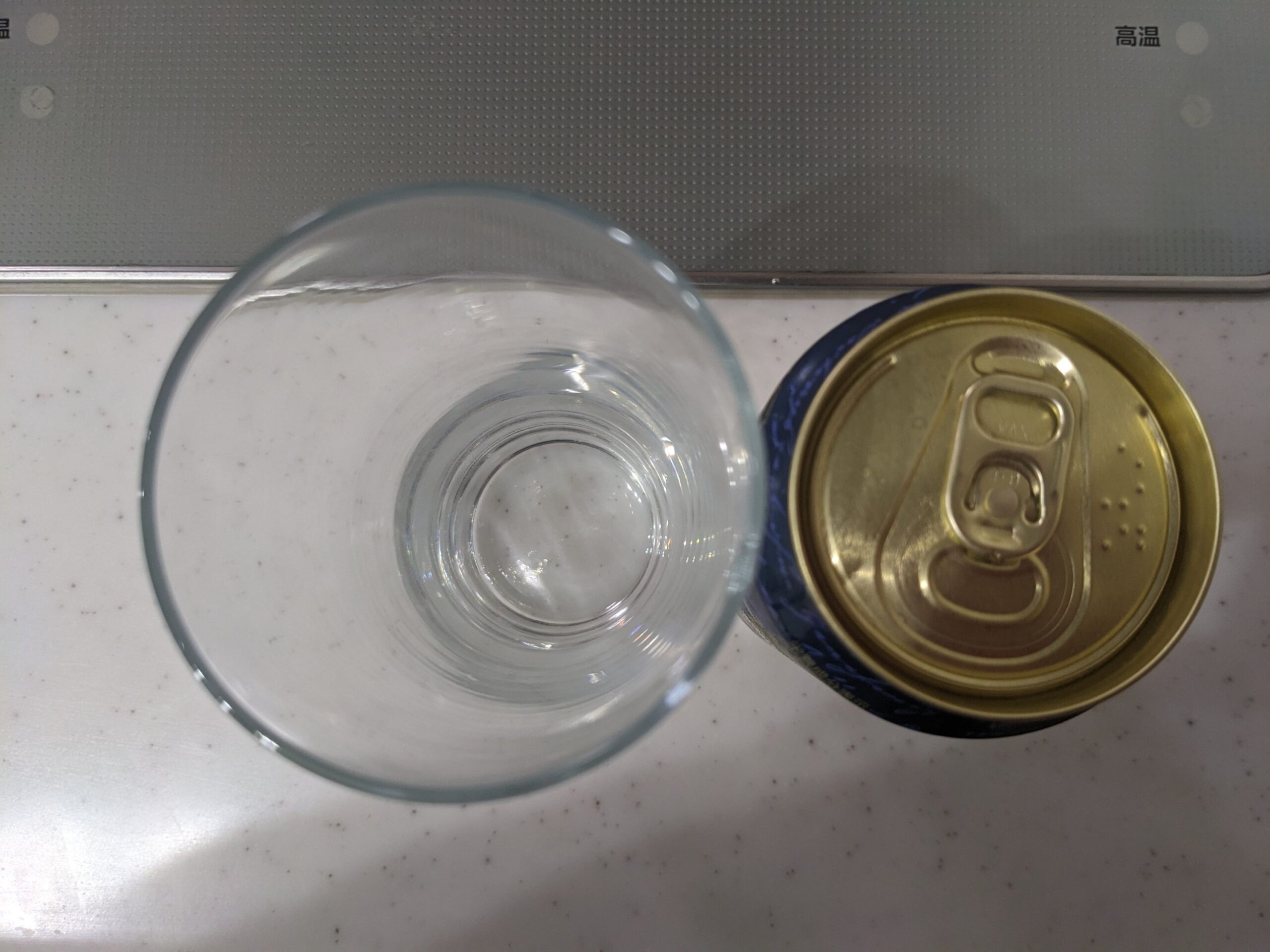 上から見たグラスと缶の「ヱビスニューオリジン」