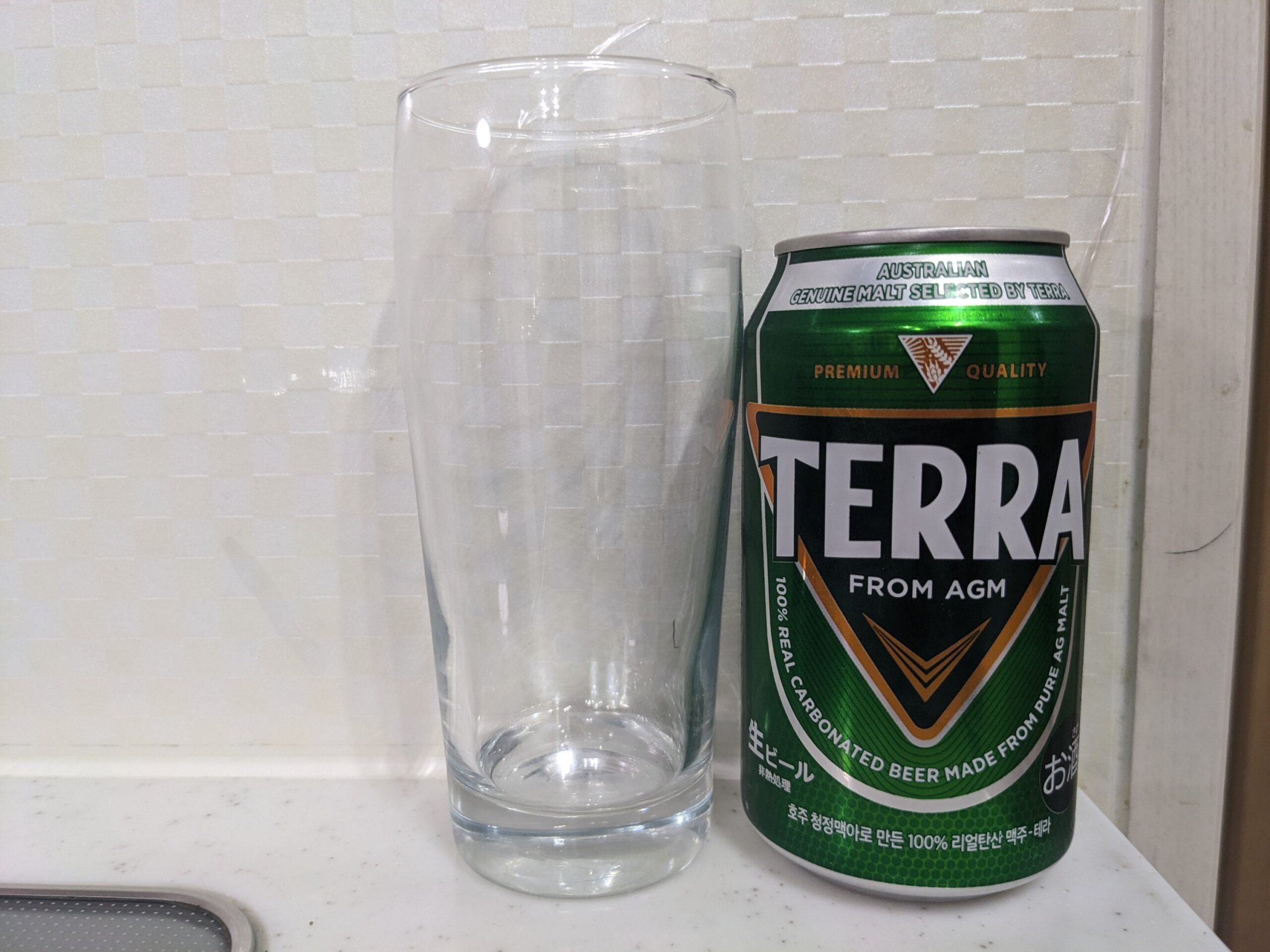 グラスと缶の「TERRA（テラ）ビール」