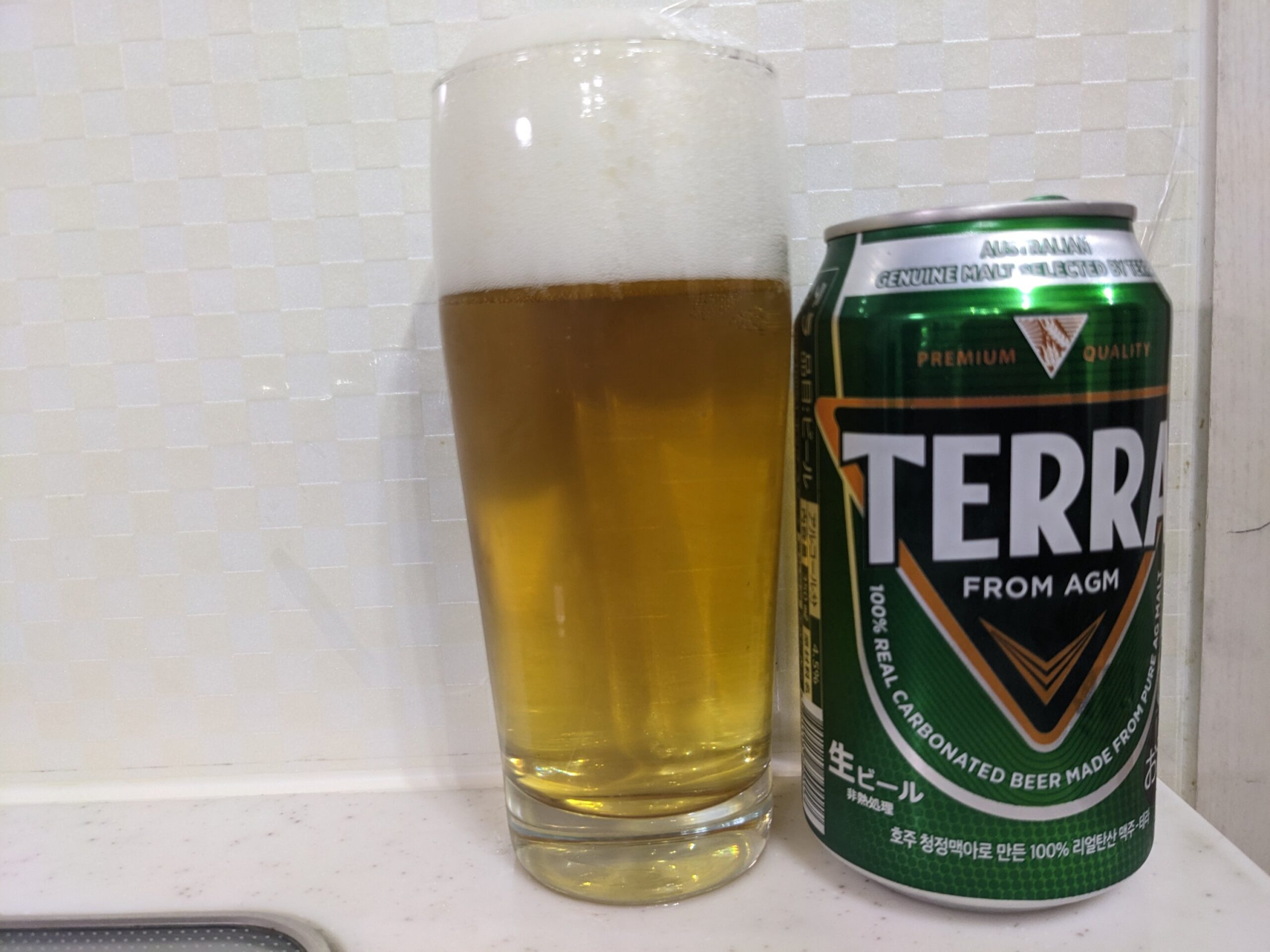 「TERRA（テラ）ビール」が注がれたグラスとその缶