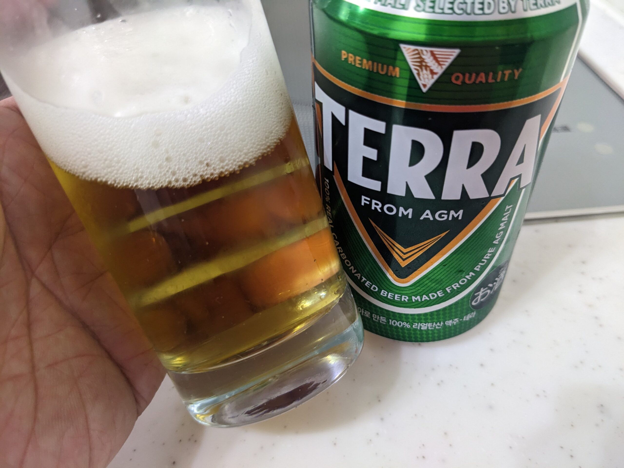 残り半分程のグラスに残った「TERRA（テラ）ビール」
