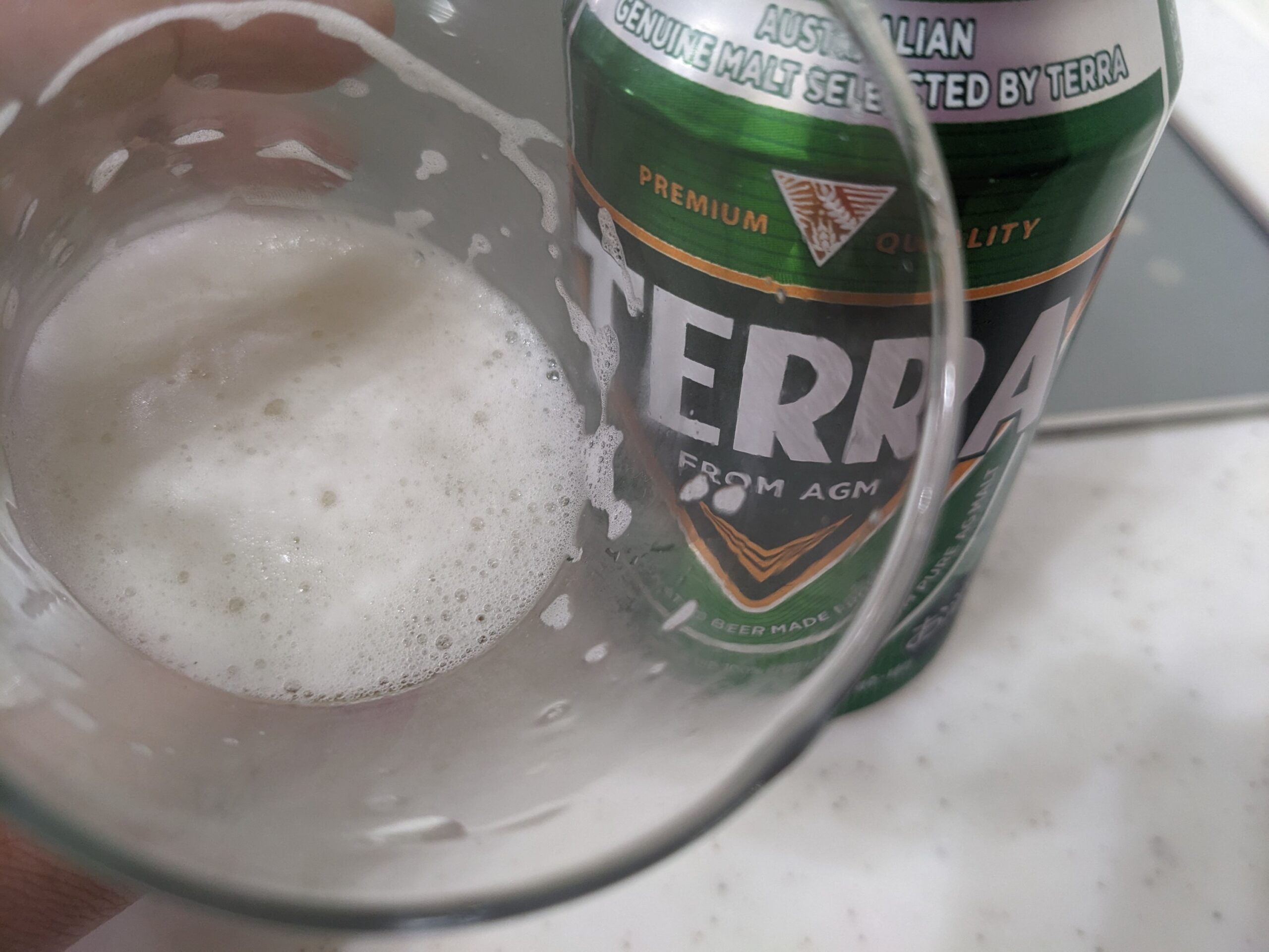 残り3割程のグラスに残った「TERRA（テラ）ビール」