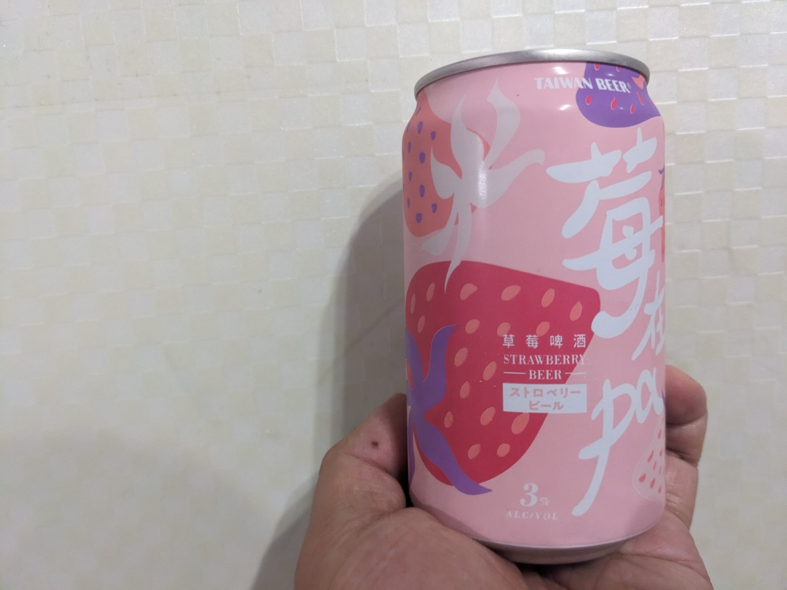 「台湾ストロベリービール（苺在pa）」を手で持っているところ